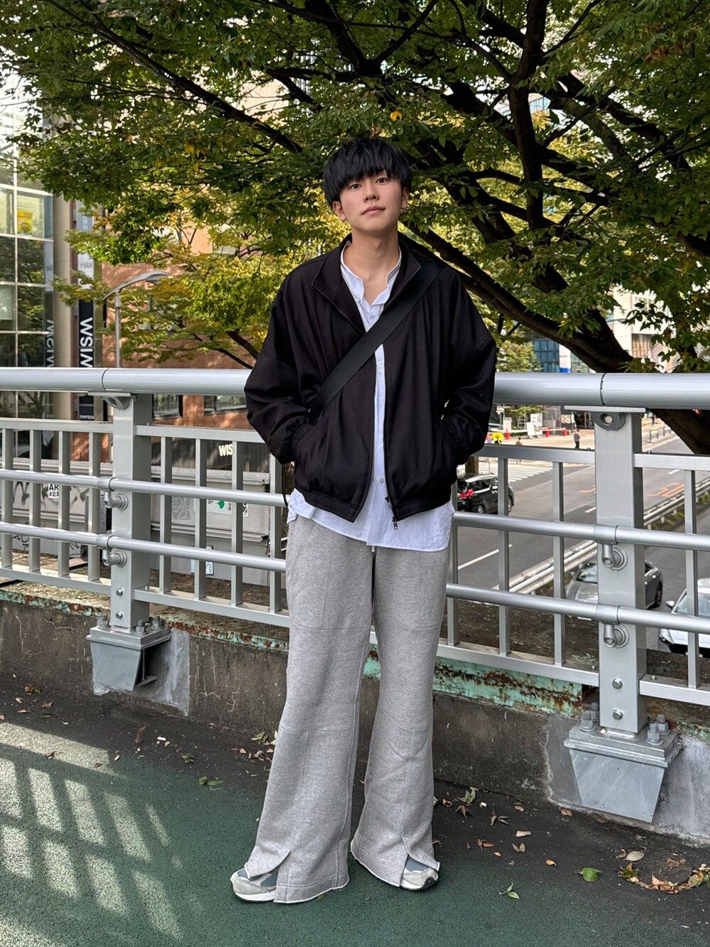 「重ね着ベストシーズン、モノトーン、コーチジャケット、バンドカラーシャツ、スウェット、スウェットパンツ、スニーカー、ショルダーバッグ、休日コーデ、秋のコーデ、カジュアルコーデ、WEARyouthコーデ」｜「SLICKのT/Rギャバジンドロップショルダートラックジャケット（ブルゾン、ブラック系）」を使った、KAIさん（メンズ・183cm）の秋コーディネートの2枚目の写真