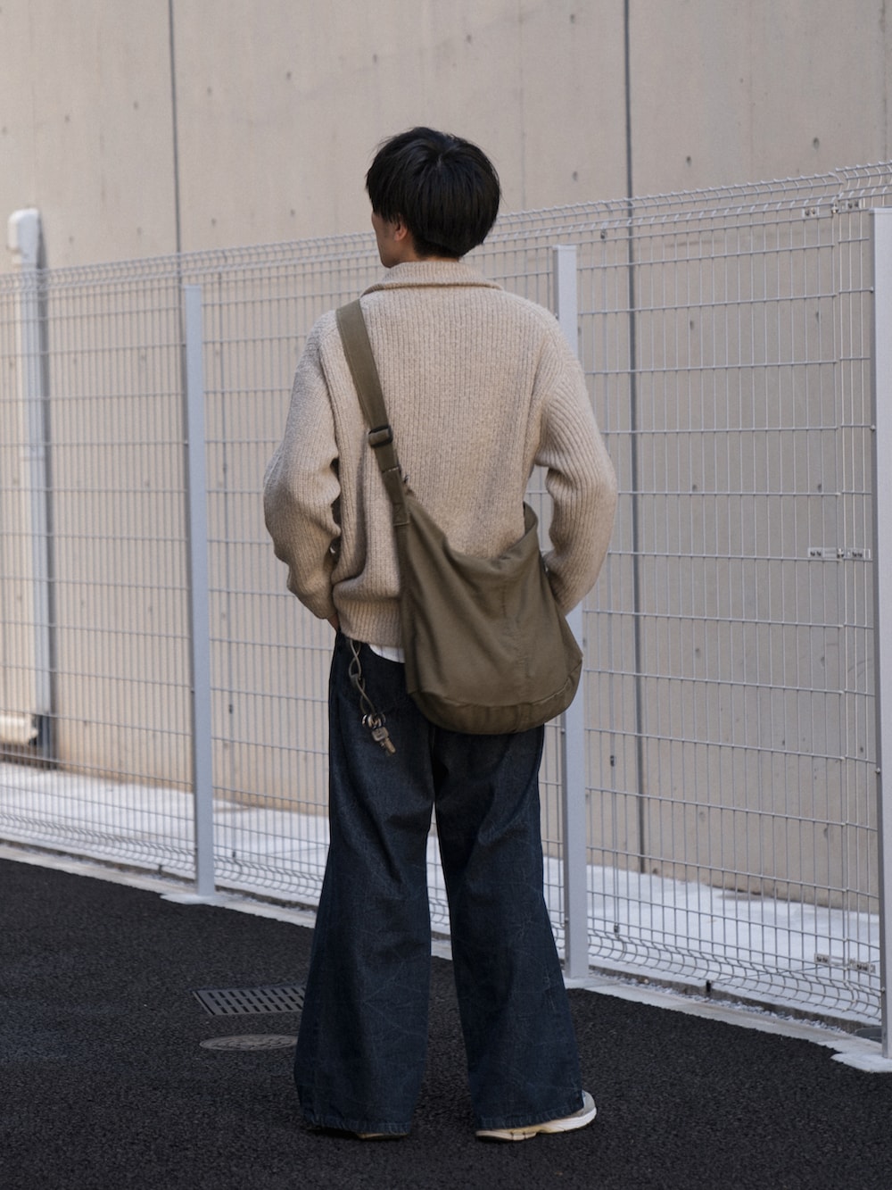 「レイヤードスタイル、ニット、ドライバーズニット、お出かけコーデ、秋コーデ、デニム、デニムパンツ、ショルダーバッグ、きれいめカジュアル、アースカラー」｜「CASPER JOHNのHard workers shirts/ハードワーカーズシャツ（シャツ/ブラウス、グリーン系）」を使った、KAIさん（メンズ・183cm）の秋コーディネートの2枚目の写真