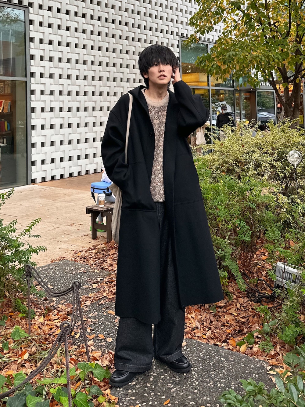 「クリスマスに着たい服、古着MIX、ニット、セーター、柄ニット、フーデッドコート、フードコート、HYKE、united arrows、大人カジュアル、休日コーデ、シンプル、デニムパンツ、ローファー、ショルダーバック」｜「HYKEの＜HYKE（ハイク）＞HOODED WORK コート ■■■ †（その他アウター、ブラック系）」を使った、KAIさん（メンズ・183cm）の冬コーディネートの4枚目の写真