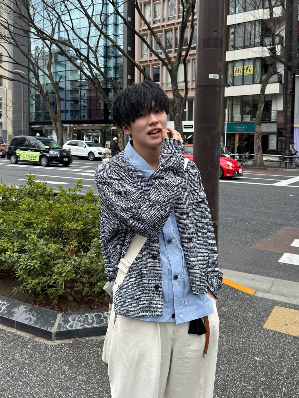「シンプルコーデ、大人コーデ、白パンツ、デニムコーデ、スニーカーコーデ、ノーカラージャケット、差し色コーデ、ブルー、シャツスタイル、春ファッション、ショルダーバッグ、休日スタイル」｜「VICTIMのVICTIM ヴィクティム / NO COLLAR JACKET ブークレーニットノーカラージャケット / VTM-24-O-003（その他アウター、グレー系）」を使った、KAIさん（メンズ・183cm）の春コーディネートの4枚目の写真