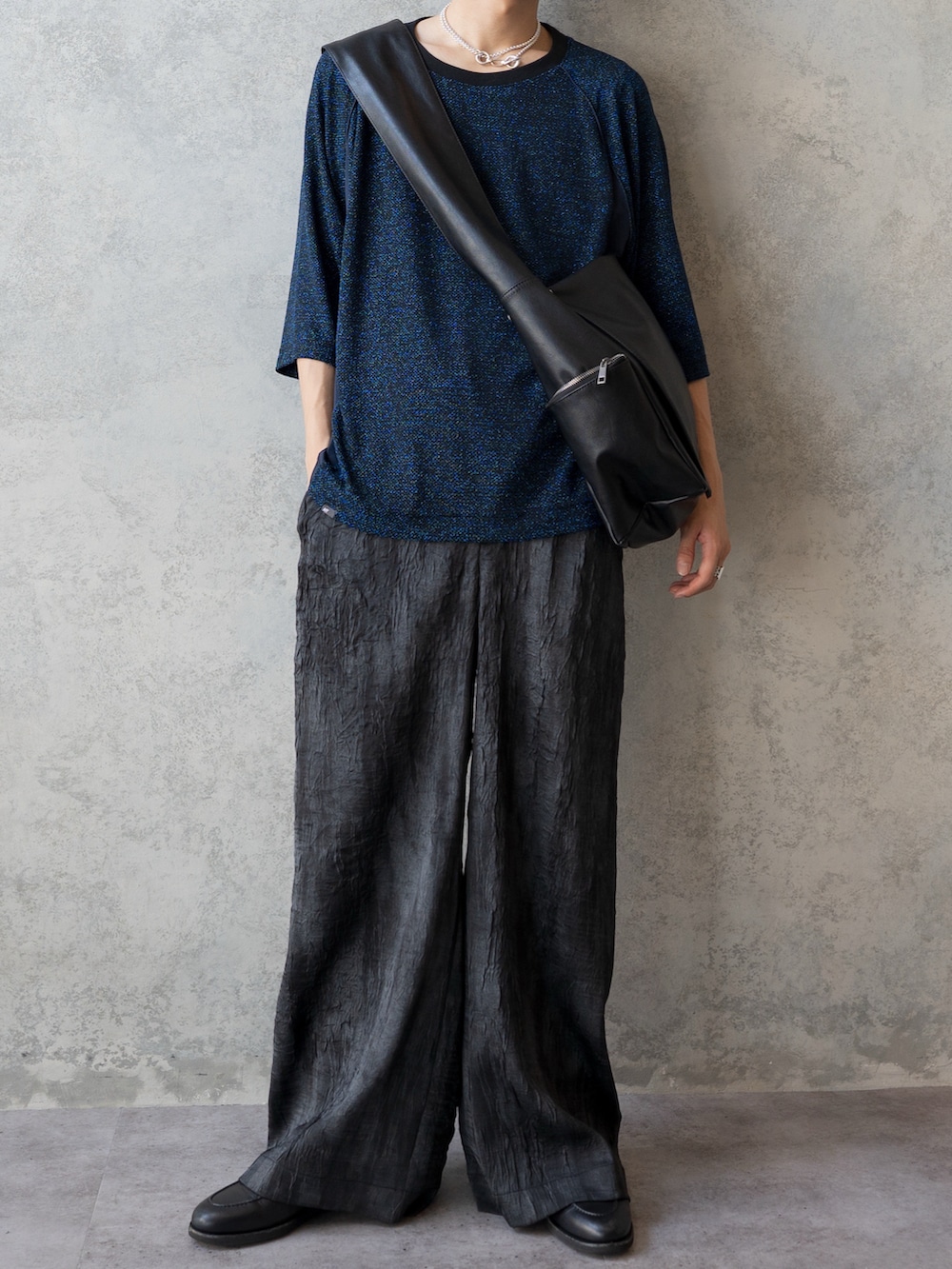 ブルー系のTシャツ/カットソー、ブラック系のその他パンツ、ブラック系のショルダーバッグを着用したメンズの夏コーディネートの3枚目の写真