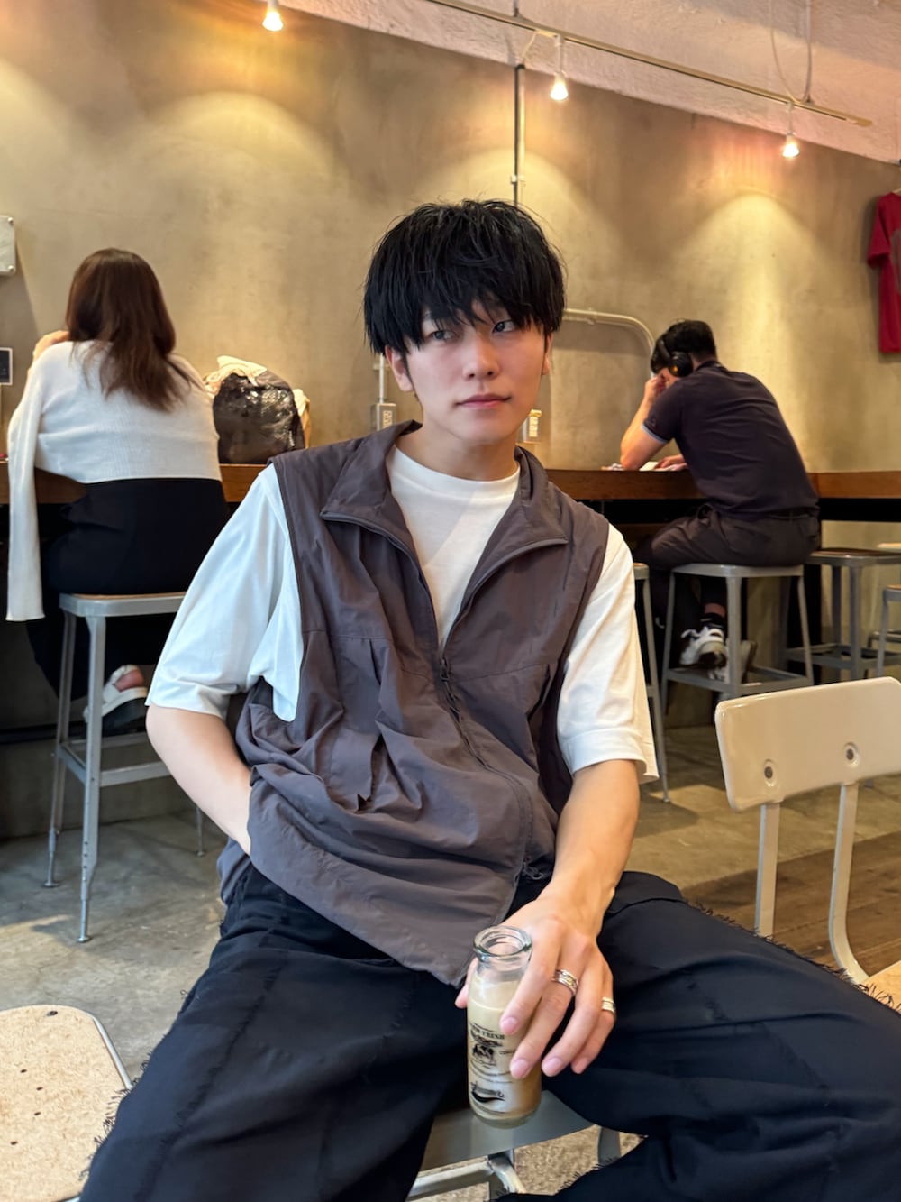 「きれいめカジュアル、さらっと晴れやかスナップ、夏コーデ、レイヤードスタイル、ナイロンベスト、ベスト、keen、トートバッグ」｜「SLICKのビンテージタフタユーティリティベスト（ベスト、ブラック系）」を使った、KAIさん（メンズ・183cm）の夏コーディネートの4枚目の写真
