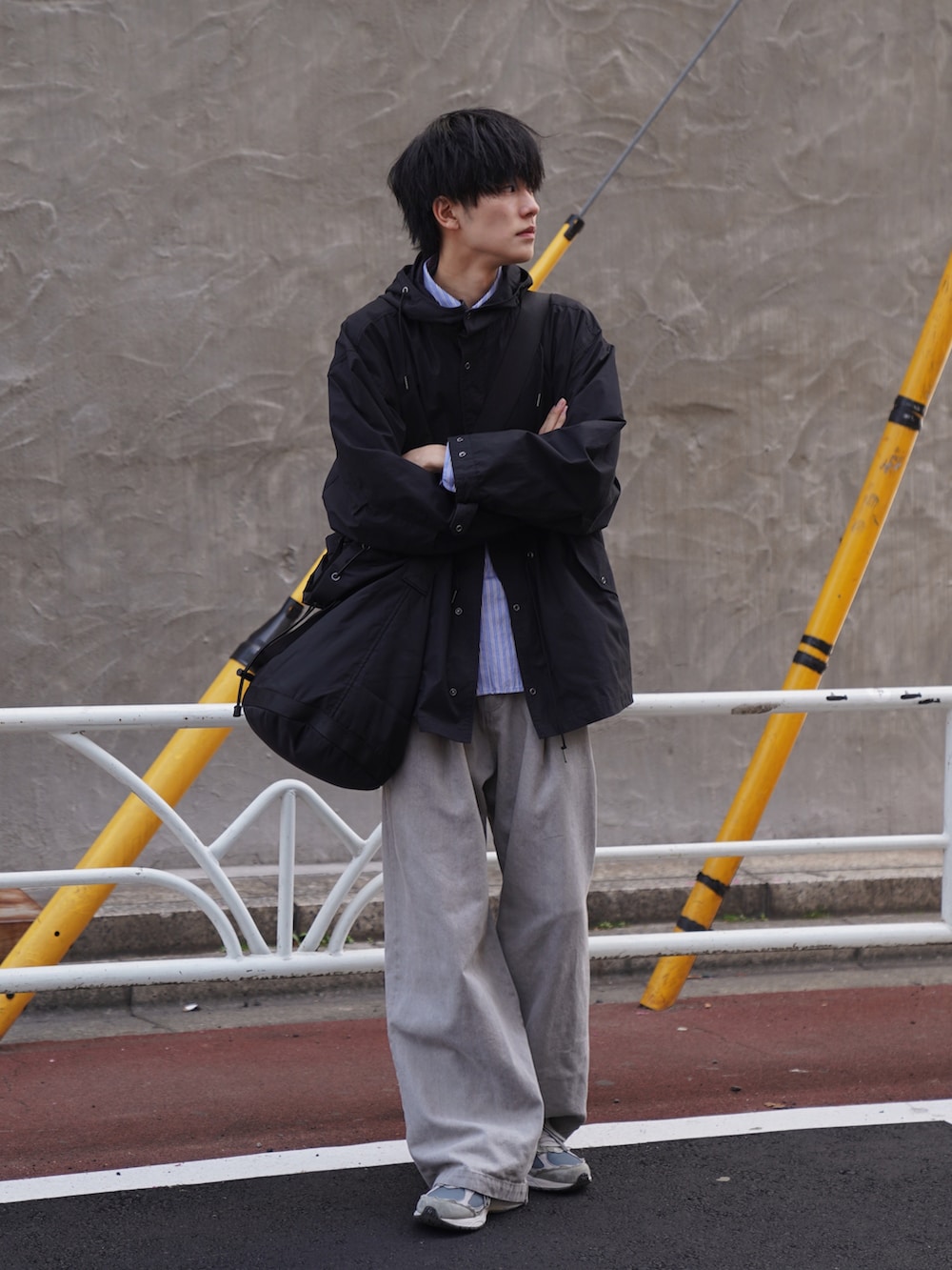 「春服デビュー宣言、大人カジュアル、カジュアル、ワイドパンツ、スノーパーカー、ブラック、巾着バッグ、デカバッグ、ショルダーバッグ、ストライプシャツ、デニム、春服、ゆるコーデ、ニューバランス」｜「WHIMSICの【WHIMSIC】マルチファンクションスノーパーカー＆ベスト（ナイロンジャケット、ブラック系）」を使った、KAIさん（メンズ・183cm）の春コーディネートの3枚目の写真