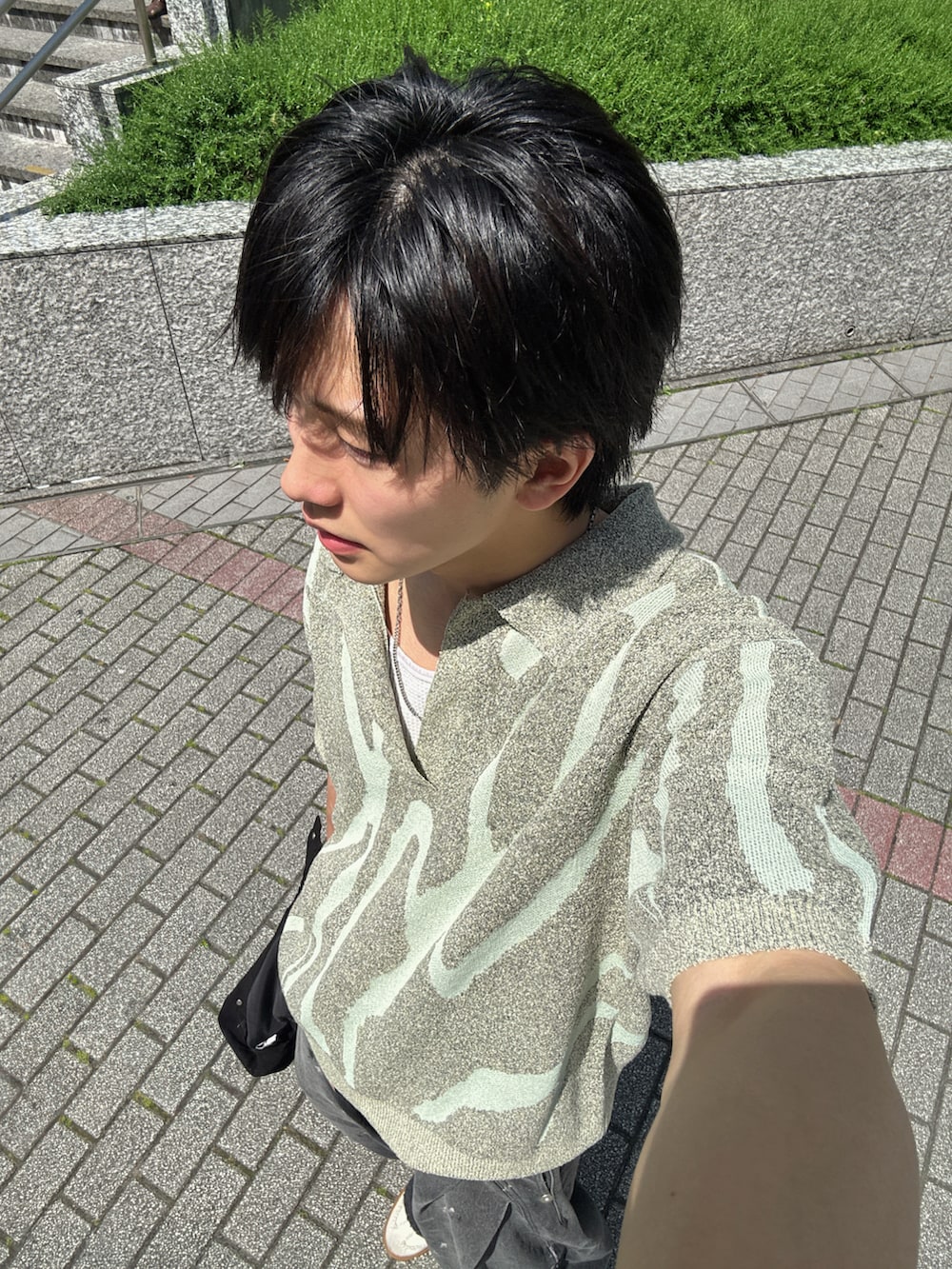 「最近のいい感じコーデ、夏コーデ、ポロシャツ、ニットポロ、アースカラー、休日スタイル、デニム、デニムパンツ、お出かけコーデ、オトナカジュアル」｜「CONZのダークウォッシュカーブデニム（デニムパンツ、ブラック系）」を使った、KAIさん（メンズ・183cm）の春コーディネートの4枚目の写真