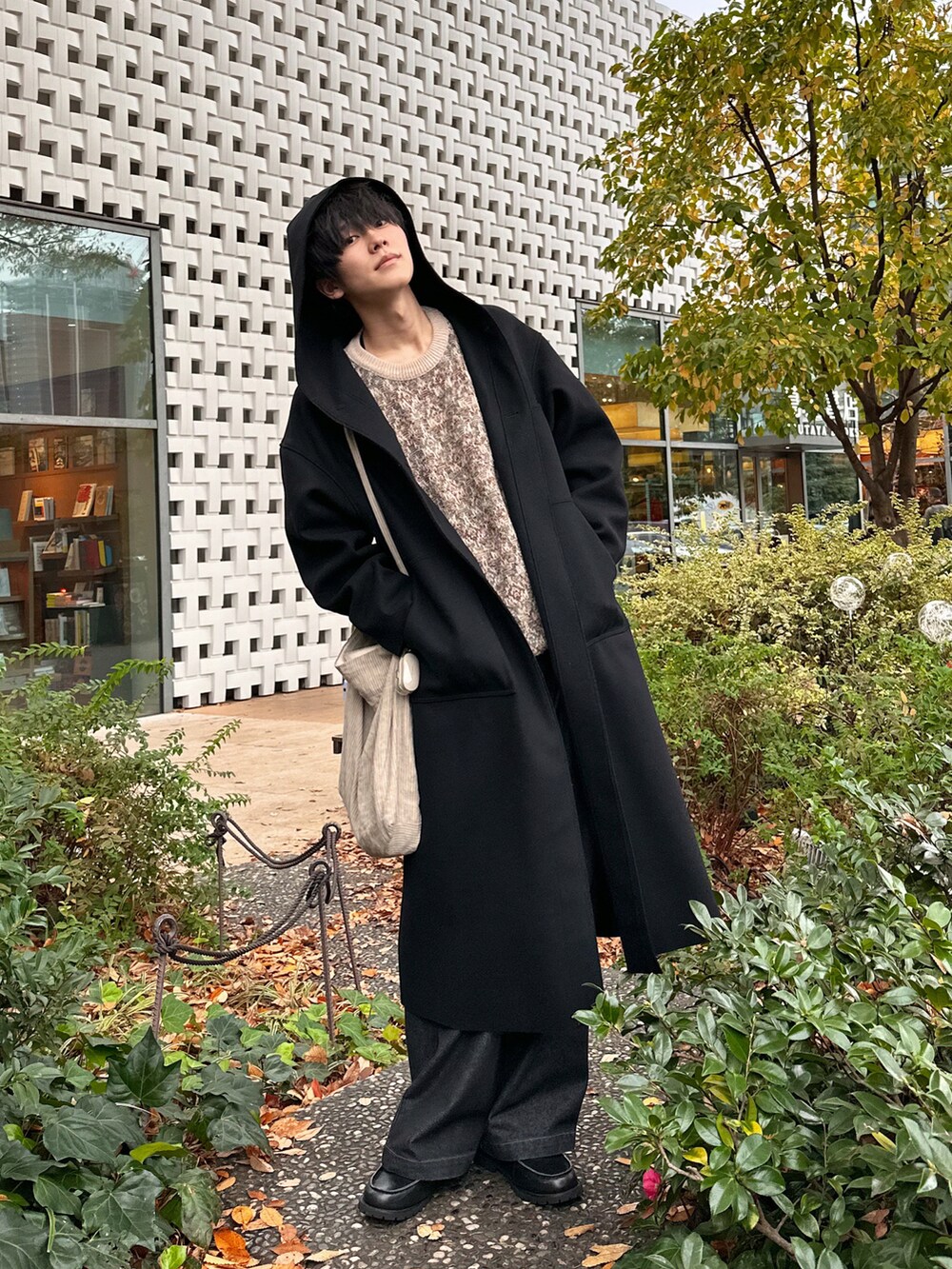 「クリスマスに着たい服、古着MIX、ニット、セーター、柄ニット、フーデッドコート、フードコート、HYKE、united arrows、大人カジュアル、休日コーデ、シンプル、デニムパンツ、ローファー、ショルダーバック」｜「HYKEの＜HYKE（ハイク）＞HOODED WORK コート ■■■ †（その他アウター、ブラック系）」を使った、KAIさん（メンズ・183cm）の冬コーディネートの3枚目の写真