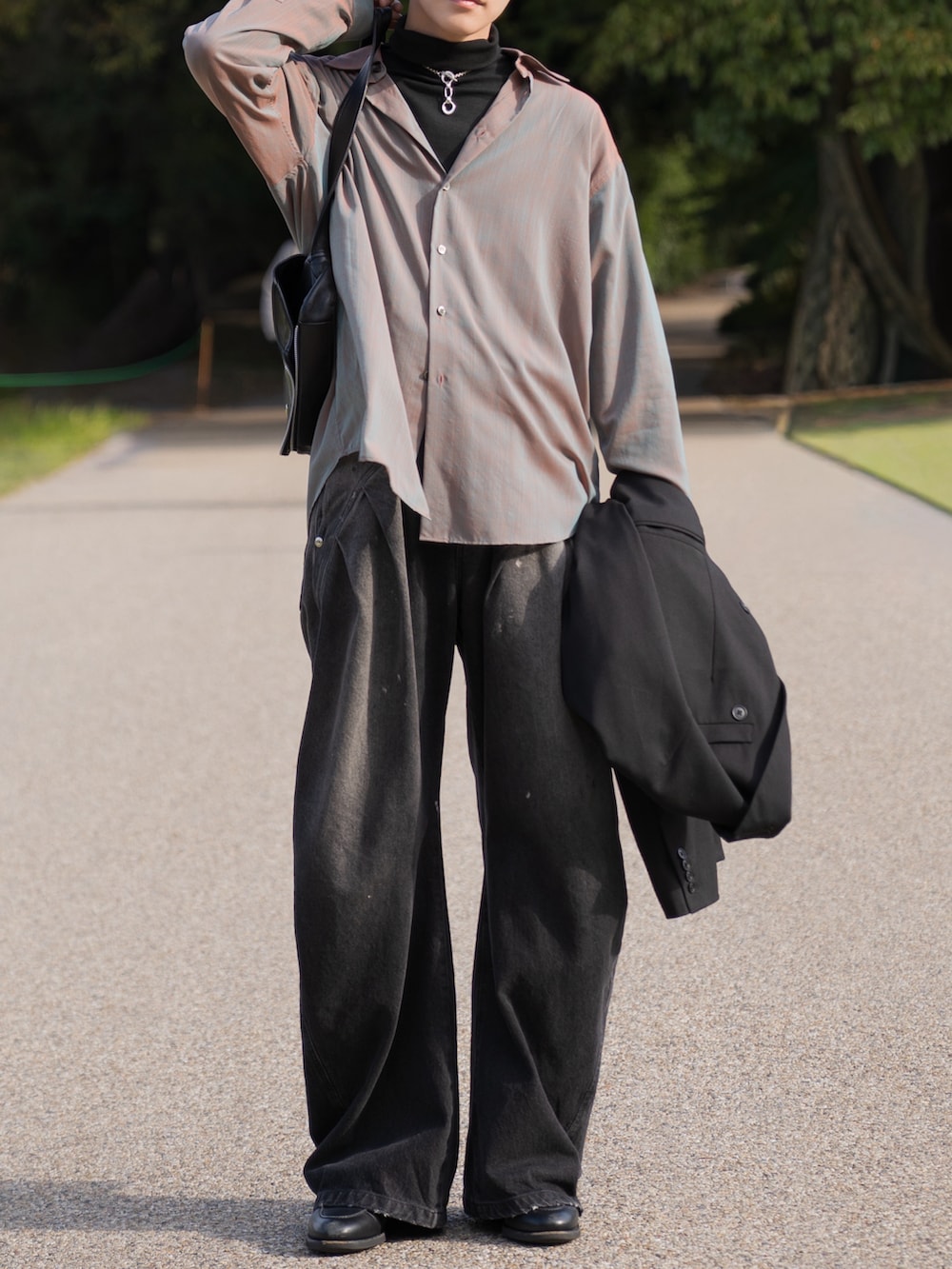 オレンジ系のシャツ/ブラウス、ブラック系のTシャツ/カットソー、ブラック系のテーラードジャケットを着用したメンズの秋コーディネートの5枚目の写真