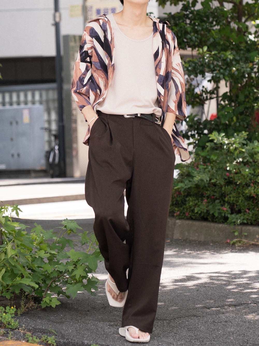 「柄シャツ、タックイン、休日スタイル、初夏コーデ、大人コーデ、ゆるコーデ、WEARyouthコーデ、夏コーデ、アースカラー、休日コーデ、サンダル、CASPER JOHN、muleboy」｜「CASPER JOHNのWaffle layered tank top/ワッフルレイヤードタンクトップ（タンクトップ、ベージュ系）」を使った、KAIさん（メンズ・183cm）の春コーディネートの4枚目の写真