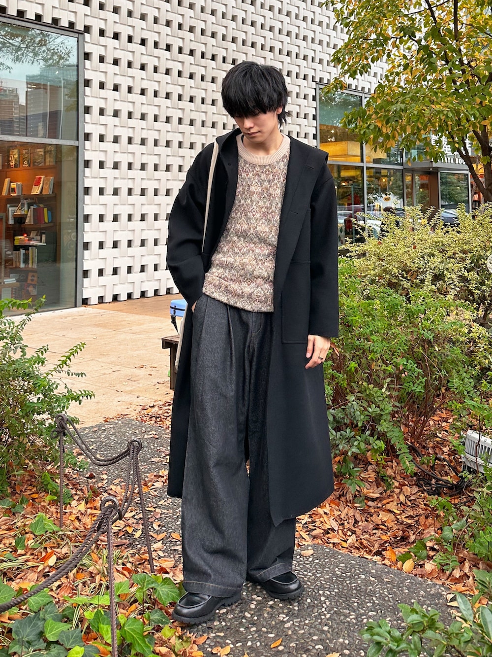 「クリスマスに着たい服、古着MIX、ニット、セーター、柄ニット、フーデッドコート、フードコート、HYKE、united arrows、大人カジュアル、休日コーデ、シンプル、デニムパンツ、ローファー、ショルダーバック」｜「HYKEの＜HYKE（ハイク）＞HOODED WORK コート ■■■ †（その他アウター、ブラック系）」を使った、KAIさん（メンズ・183cm）の冬コーディネートの5枚目の写真