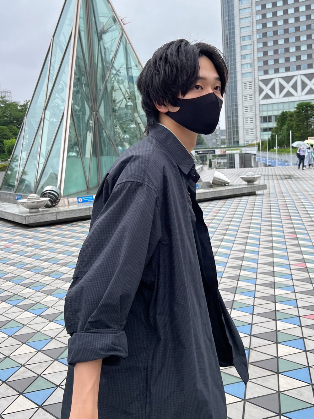 「デニムっていいよね、大人カジュアル、休日コーデ、カジュアル、夏、ラフ、オリーブ、シャツスタイル、デニムパンツ、カットオフデニム、ショルダーバッグ、梅雨、スニーカー、ニューバランス、レイヤードスタイル」｜「FREAK'S STOREのFREAK'S STORE/フリークスストア CORDURA SHT BLOUSON /コーデュラ/シャツブルゾン（ブルゾン、ブルー系）」を使った、KAIさん（メンズ・183cm）の夏コーディネートの3枚目の写真