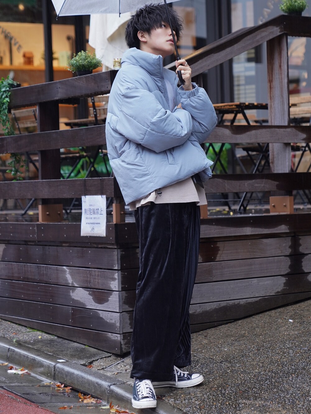 ブルー系のダウンジャケット/コート、ベージュ系のTシャツ/カットソー、ブラック系のその他パンツを着用したメンズの秋コーディネートの2枚目の写真