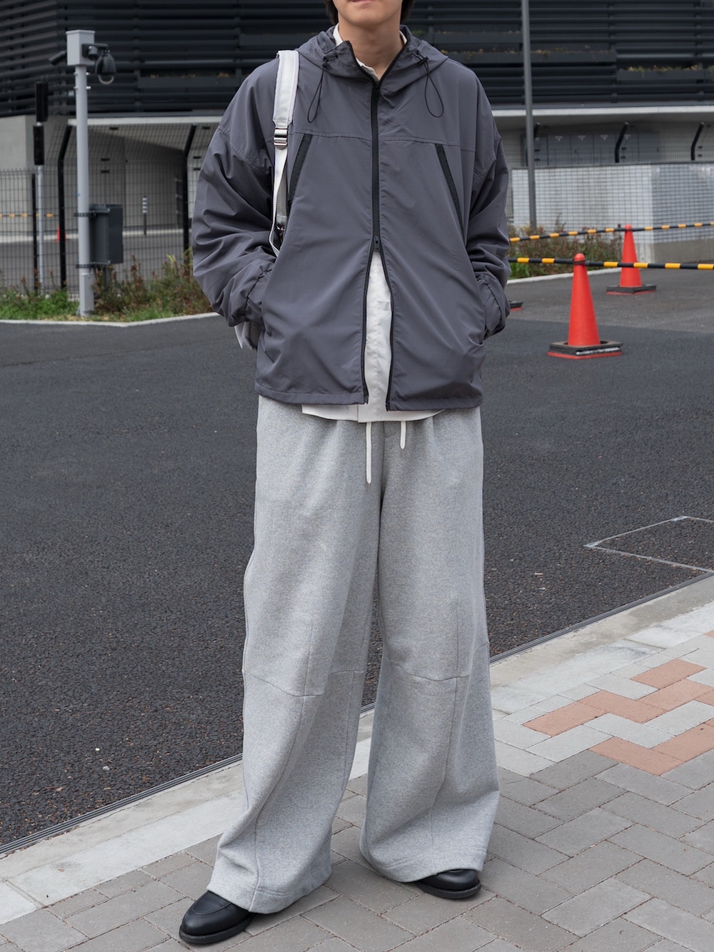 「テックウェア、マウンテンパーカー、グレー、パーカー、レイヤードスタイル、スウェット、スウェットパンツ、休日スタイル、春コーデ、おでかけコーデ、ショルダーバッグ、カジュアル」｜「CASPER JOHNのBubble tech mountain parka/バブルテックマウンテンパーカー（マウンテンパーカー、グレー系）」を使った、KAIさん（メンズ・183cm）の春コーディネートの4枚目の写真