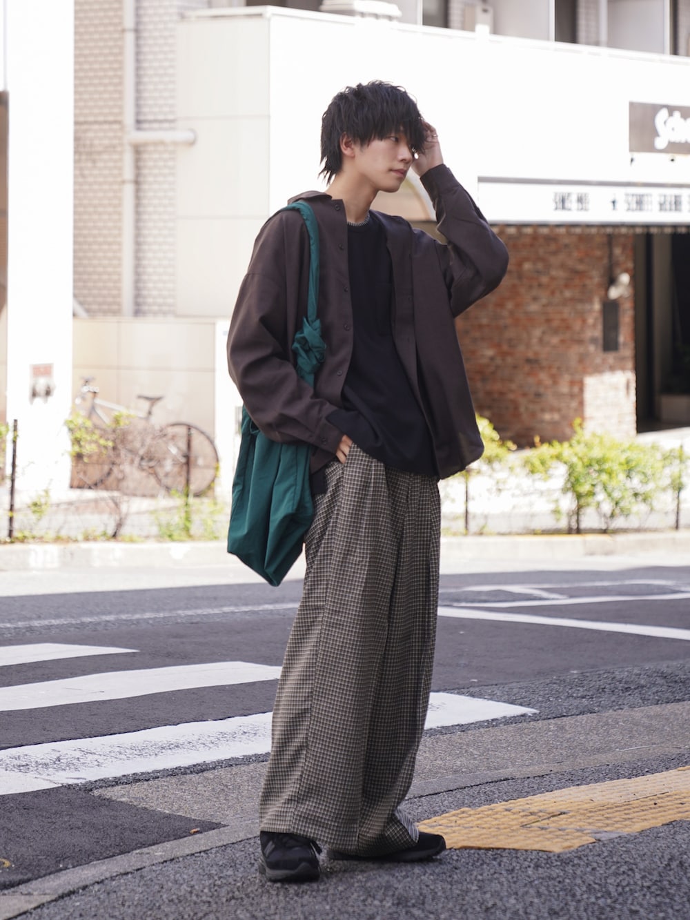 「大人コーデ、シンプルコーデ、オトナカジュアル、秋服準備はじめました、ブラウン、ブラウン色に染まれ、チェックパンツ、秋のコーデ、ショルダーバッグ、ナイロンバッグ、ビッグシルエット、シャツ好き集まれ、差し色、初秋コーデ、休日コーデ」｜「CASPER JOHNのImitation wool huge shirts/イミテーションウールヒュージシャツ（シャツ/ブラウス、ブラウン系）」を使った、KAIさん（メンズ・183cm）の秋コーディネートの3枚目の写真