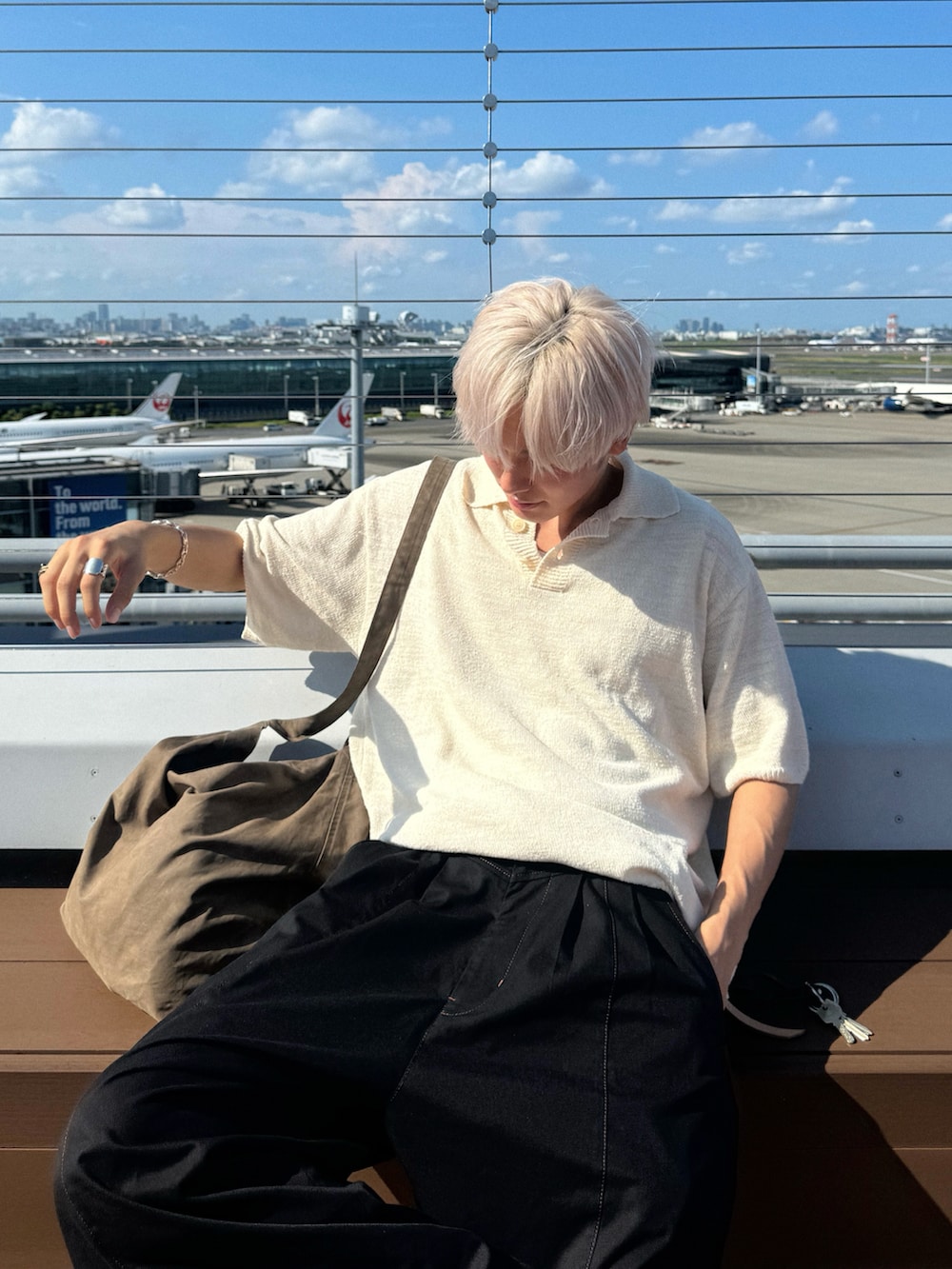 「アツいコーデ全部見せ、お出かけコーデ、休日スタイル、夏コーデ、ニットポロ、シンプルコーデ、韓国コーデ、ショルダーバッグ、ラフコーデ」｜「coorのアイテム（ポロシャツ、ベージュ系）」を使った、KAIさん（メンズ・183cm）の夏コーディネートの3枚目の写真