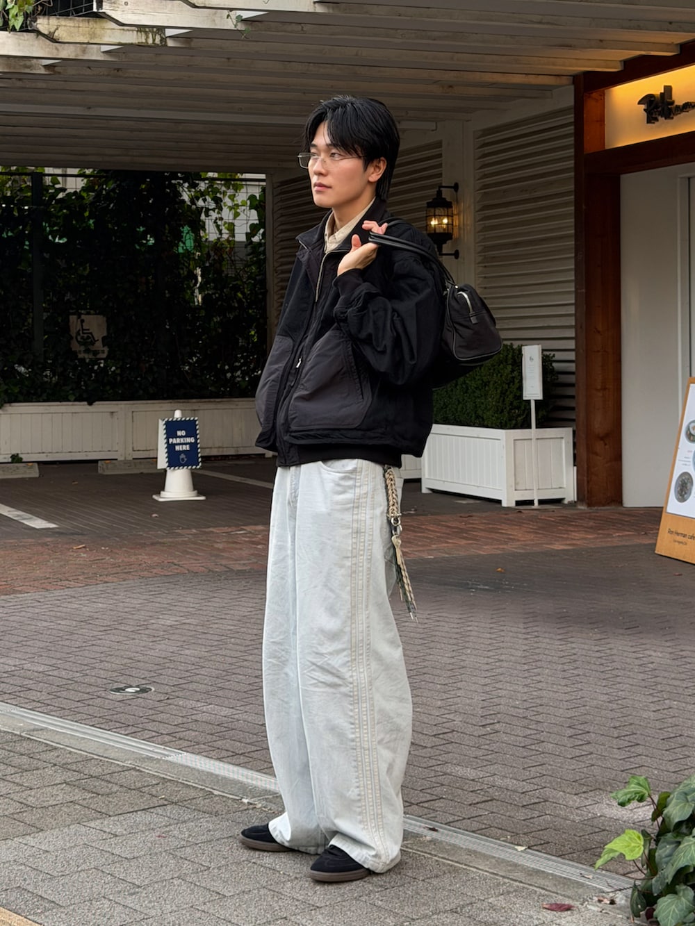 ブルー系のその他パンツ、ブラック系のスニーカーを着用したメンズの冬コーディネートの2枚目の写真