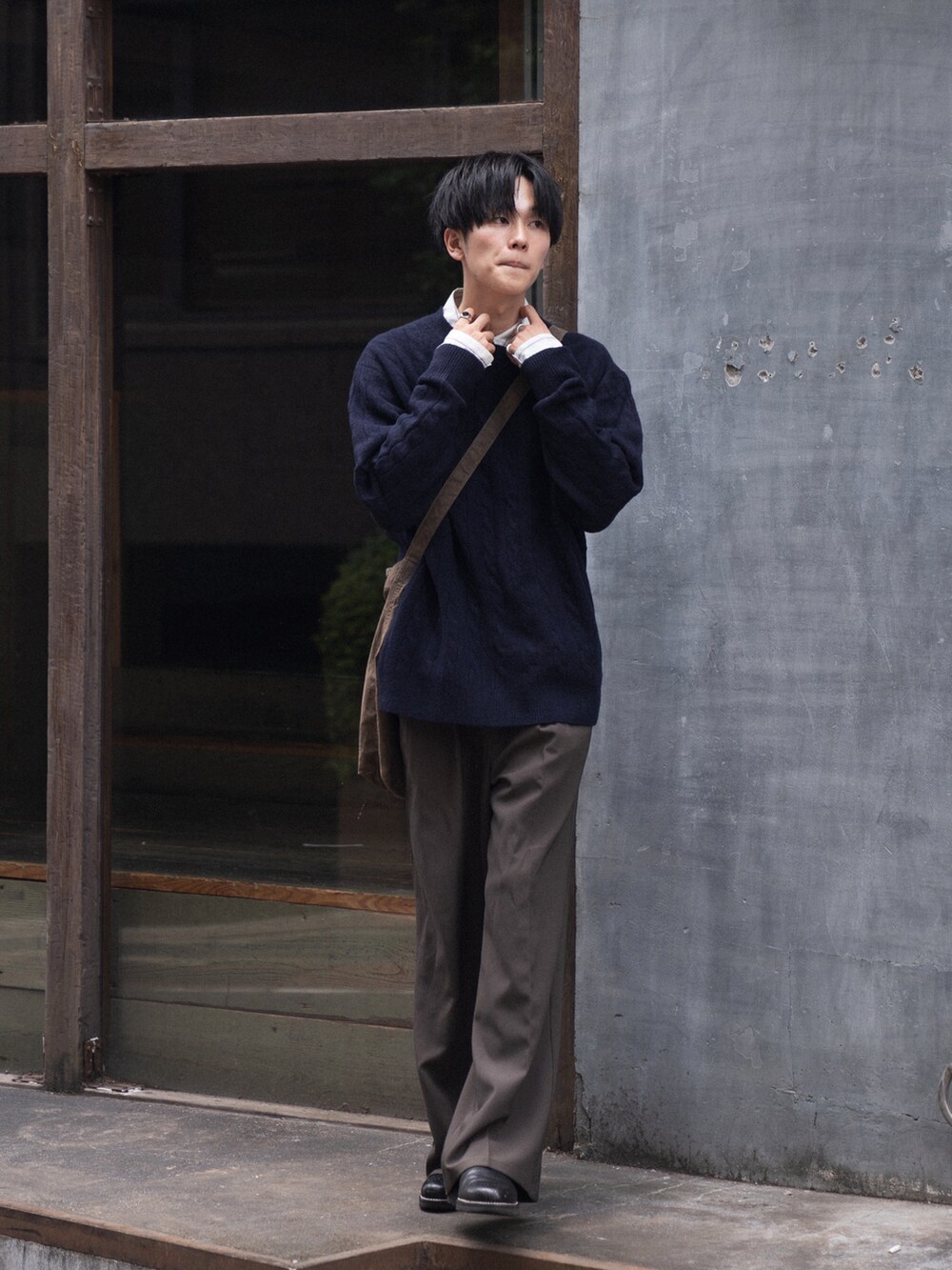 「WEARyouthコーデ、秋服準備はじめました、秋コーデ、レイヤードスタイル、ネイビー、シンプルスタイル、休日コーデ、シンプルコーデ、カジュアルコーデ、ユニクロ、プチプラ、ショルダーバッグ、フレアパンツ」｜「UNIQLOのスフレヤーンケーブルクルーネックセーター（長袖）（ニット/セーター、ブルー系）」を使った、KAIさん（メンズ・183cm）の秋コーディネートの3枚目の写真