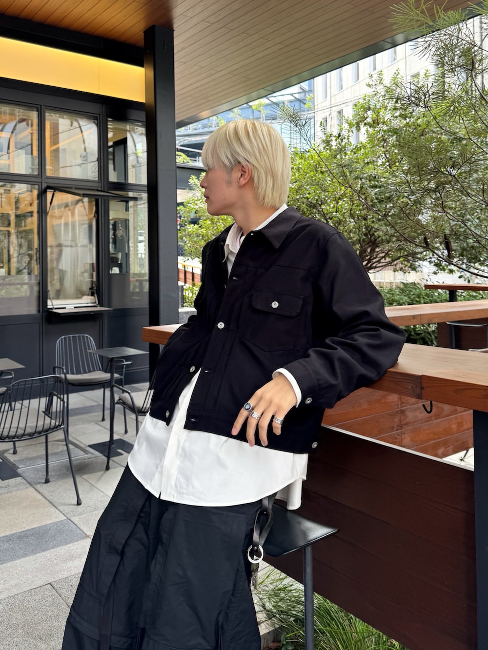 「モノトーン、ブラック、ブラックコーデ、レイヤードスタイル、おでかけコーデ、ビッグシルエット、カーゴパンツ、大人コーデ」｜「VICTIMのVICTIM ヴィクティム / TRUCKER JACKET セットアップトラッカージャケット / VTM-24-O-105（セットアップ、ブラック系）」を使った、KAIさん（メンズ・183cm）の秋コーディネートの5枚目の写真