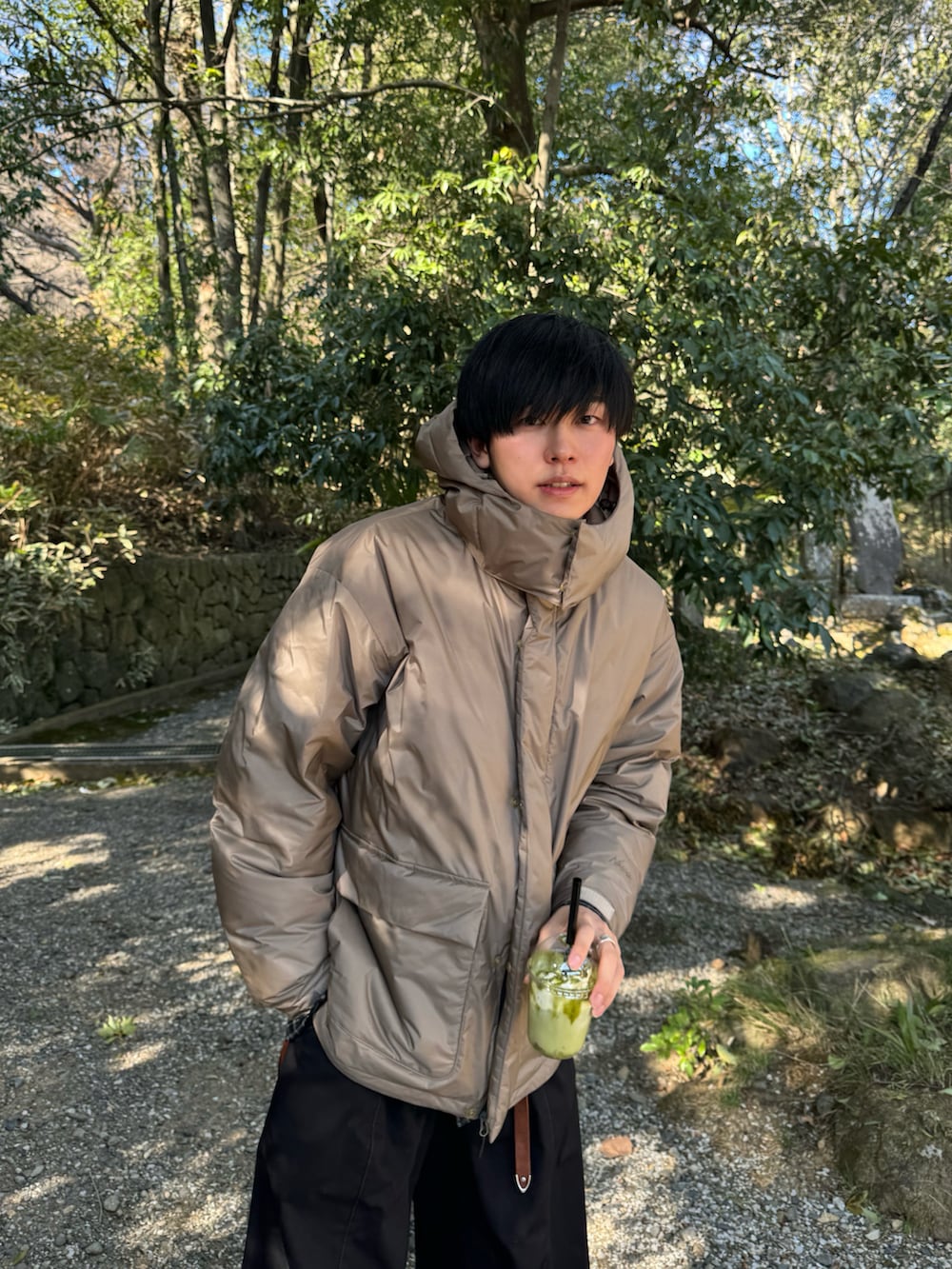 「似合うラボに行こう、シンプルコーデ、休日コーデ、ダウンジャケット、冬コーデ、アースカラー、ベージュ、おでかけコーデ」｜「SLICKの【SLICK×NANGA】オーロラテック ダウンジャケット（ダウンジャケット/コート、ブラウン系）」を使った、KAIさん（メンズ・183cm）の春コーディネートの2枚目の写真