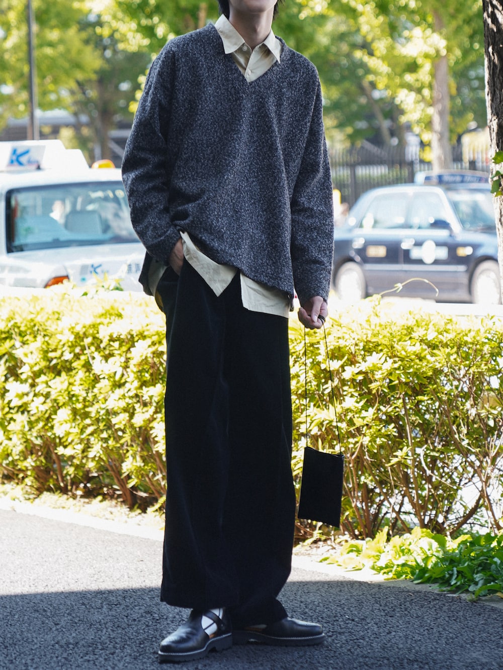 「秋コーデ、休日スタイル、カジュアルコーデ、ゆるコーデ、スウェット、Vネック」｜「UNIQLOのオーバーサイズシャツ(長袖)（シャツ/ブラウス、イエロー系）」を使った、KAIさん（メンズ・183cm）の秋コーディネートの4枚目の写真