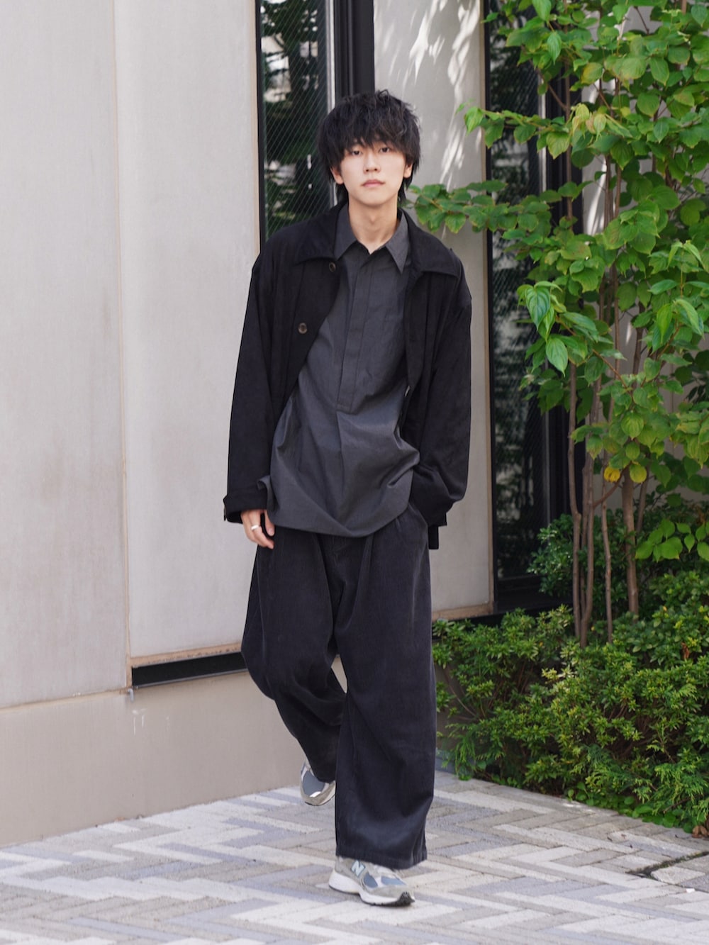 「休日スタイル、秋のコーデ、秋服、ジャケット、ミリタリー、オトナカジュアル、m47、ビッグシルエット、コーデュロイ、コーデュロイパンツ、モノトーンコーデ、スニーカー」｜「SLICKのシャンブレープルオーバーシャツ（シャツ/ブラウス、グレー系）」を使った、KAIさん（メンズ・183cm）の秋コーディネートの2枚目の写真