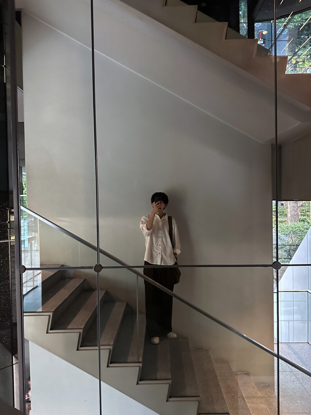 「シンプルコーデ、白シャツ、腕まくり、春夏コーデ、休日コーデ、オトナカジュアル」｜「Alcindor MaterialsのTHOMAS MASON relax shirts/トーマスメイソンリラックスシャツ（シャツ/ブラウス、ホワイト系）」を使った、KAIさん（メンズ・183cm）の夏コーディネートの4枚目の写真