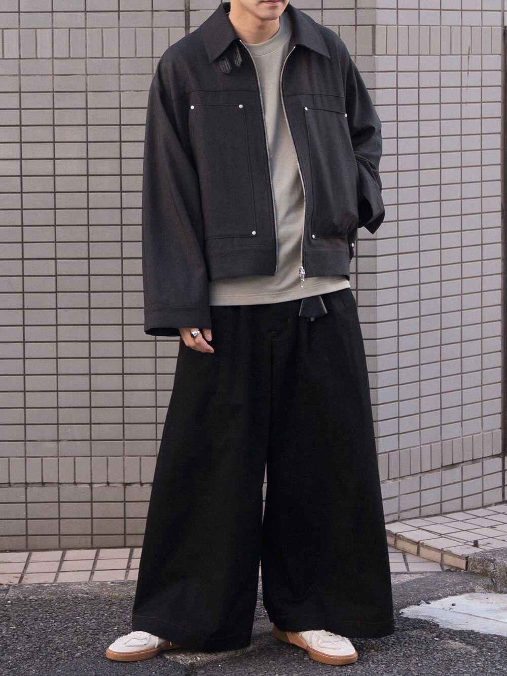 「シンプルコーデ、カジュアルコーデ、大人コーデ、ビッグシルエット、ブルゾン、春コーデ、グリーン、ペールトーン、UNIQLO、ワイドパンツ、スニーカー、スニーカーコーデ、おでかけコーデ」｜「CASPER JOHNのイミテーションデニムB-3 ギミックフライトブルゾン（ジャケット/アウター、ブラック系）」を使った、KAIさん（メンズ・183cm）の冬コーディネートの3枚目の写真