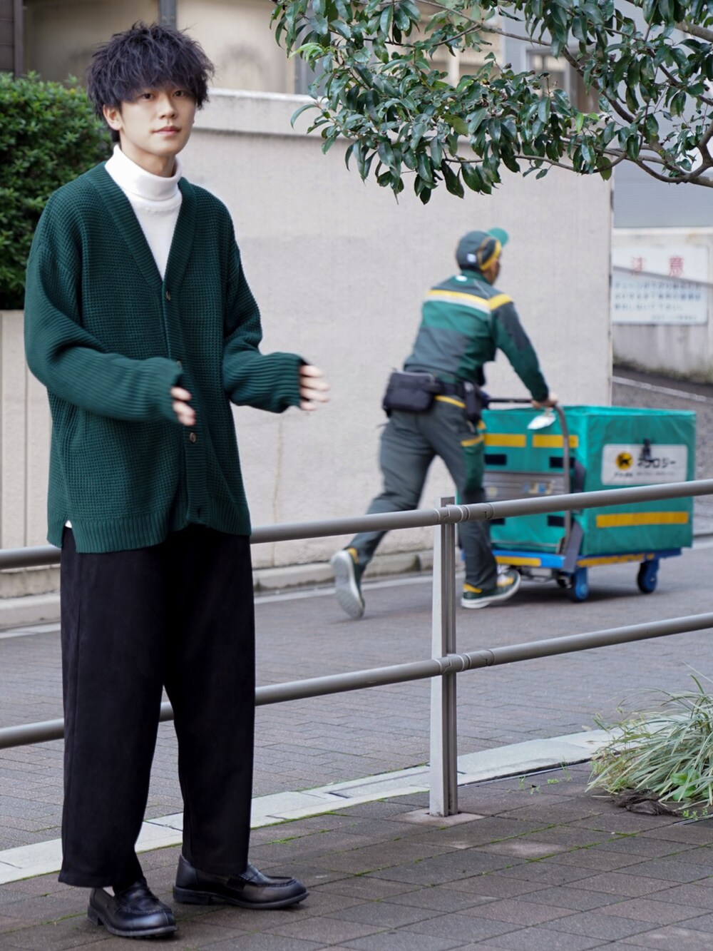 「カーディガン、ビッグシルエット、グリーン、タートルネック、オーバーサイズ、大人カジュアル、休日スタイル、差し色、緑、アースカラー、きれいめカジュアル、秋服、ワッフル、秋コーデ、秋冬コーデ」｜「NILWAYの極上ワッフルビッグニットカーディガン（カーディガン/ボレロ、グリーン系）」を使った、KAIさん（メンズ・183cm）の秋コーディネートの4枚目の写真
