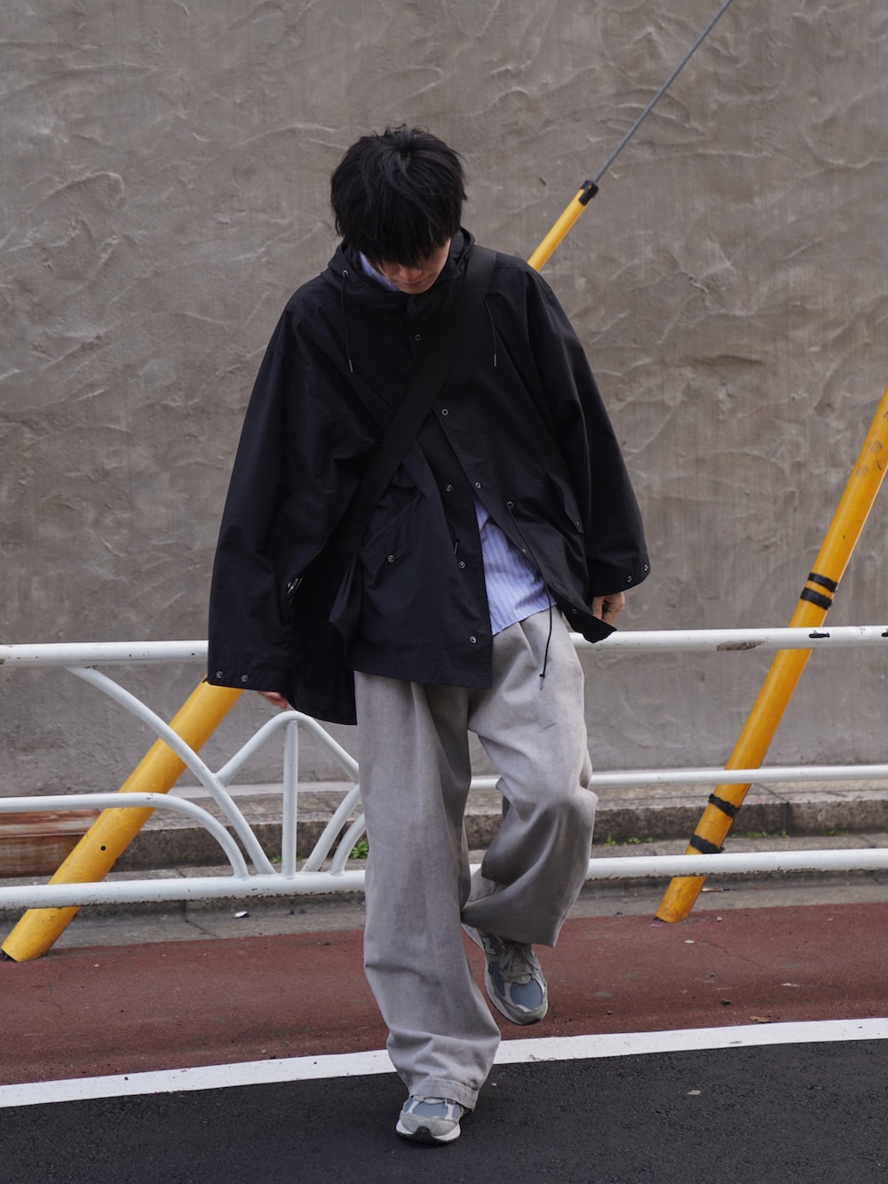 「春服デビュー宣言、大人カジュアル、カジュアル、ワイドパンツ、スノーパーカー、ブラック、巾着バッグ、デカバッグ、ショルダーバッグ、ストライプシャツ、デニム、春服、ゆるコーデ、ニューバランス」｜「WHIMSICの【WHIMSIC】マルチファンクションスノーパーカー＆ベスト（ナイロンジャケット、ブラック系）」を使った、KAIさん（メンズ・183cm）の春コーディネートの2枚目の写真