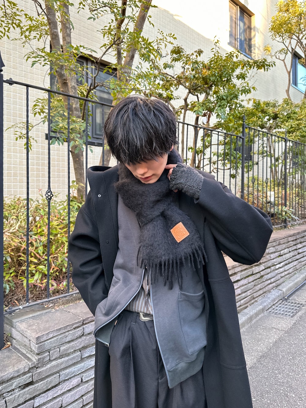 「オトナカジュアル、冬コーデ、冬アウター、フーデッドコート、フードコート、重ね着、レイヤードスタイル、マフラー、マフラーぐるぐる、ストライプ、きれいめカジュアル、スラックス、アームウォーマー」｜「HYKEの＜HYKE（ハイク）＞HOODED WORK コート ■■■ †（その他アウター、ブラック系）」を使った、KAIさん（メンズ・183cm）の冬コーディネートの4枚目の写真