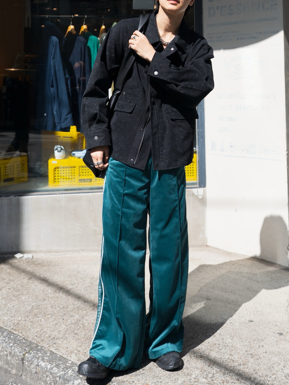 ブラック系のブルゾン、ブルー系のその他パンツ、ブラック系のスニーカーを着用したメンズの春コーディネートの3枚目の写真