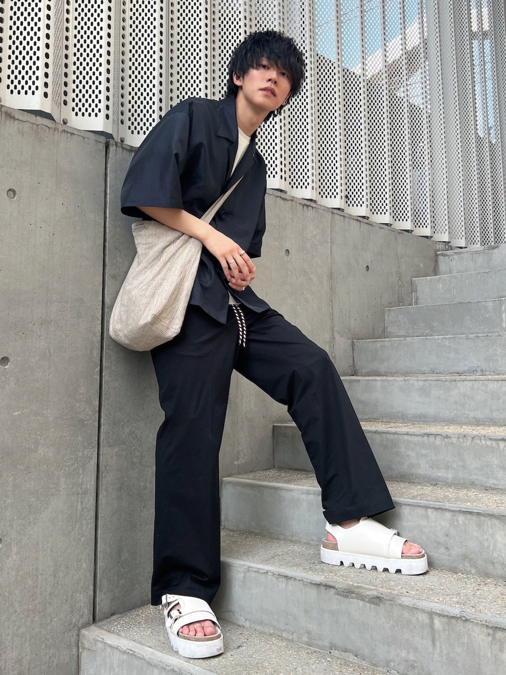 「シンプルコーデ、夏、夏コーデ、カンフーシャツ、チャイナシャツ、スラックス、ショルダーバッグ、サンダル、スポーツサンダル、キレイめ、シャツスタイル」｜「TAUPEの【TAUPE / トープ】22SS ヴィンテージタフタカンフージャケット（シャツ/ブラウス、ブルー系）」を使った、KAIさん（メンズ・183cm）の春コーディネートの5枚目の写真