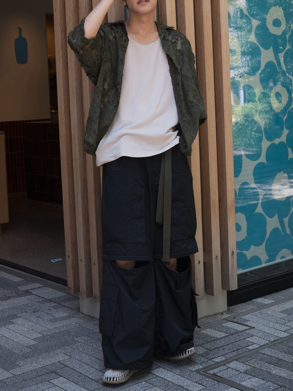 「夏コーデ、シースルー、柄シャツ、カーゴパンツ、keen、オトナカジュアル、お出かけコーデ、オーバーサイズ、きれいめカジュアル」｜「CASPER JOHNのVarious dolman shirts -fringe flower sheer- / バリアスドルマンシャツ -フリンジフラワーシアー-（シャツ/ブラウス、グリーン系）」を使った、KAIさん（メンズ・183cm）の夏コーディネートの4枚目の写真