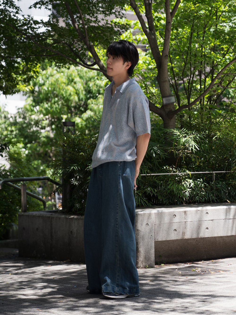「最近のいい感じコーデ、夏コーデ、ポロシャツ、ニットポロ、デニム、デニムパンツ、レイヤードスタイル、オトナカジュアル、CASPER JOHN、休日スタイル」｜「CASPER JOHNのMarble skipper knit polo shirts/マーブルスキッパーニットポロシャツ（ポロシャツ、ブルー系）」を使った、KAIさん（メンズ・183cm）の春コーディネートの2枚目の写真