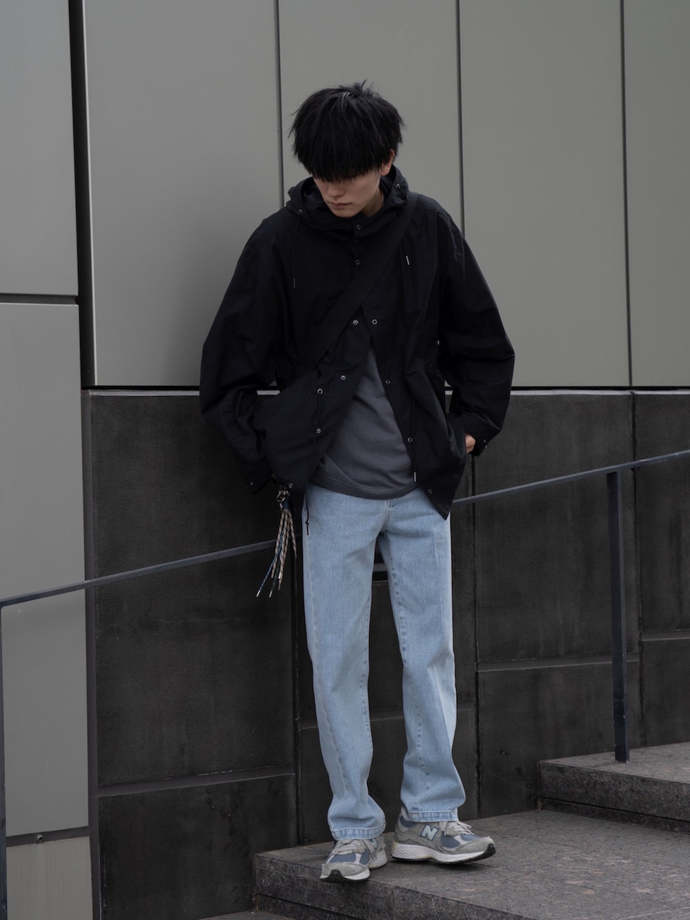 「大人カジュアル、休日コーデ、オーバーサイズ、ビックシルエット、スキニーデニム、ストレートパンツ、春アウター、シンプル、休日スタイル、デニムパンツ、いまどきジャケット写真、春服コーデ、ニューバランス、スニーカー」｜「WHIMSICの【WHIMSIC】マルチファンクションスノーパーカー＆ベスト（ナイロンジャケット、ブラック系）」を使った、KAIさん（メンズ・183cm）の春コーディネートの5枚目の写真