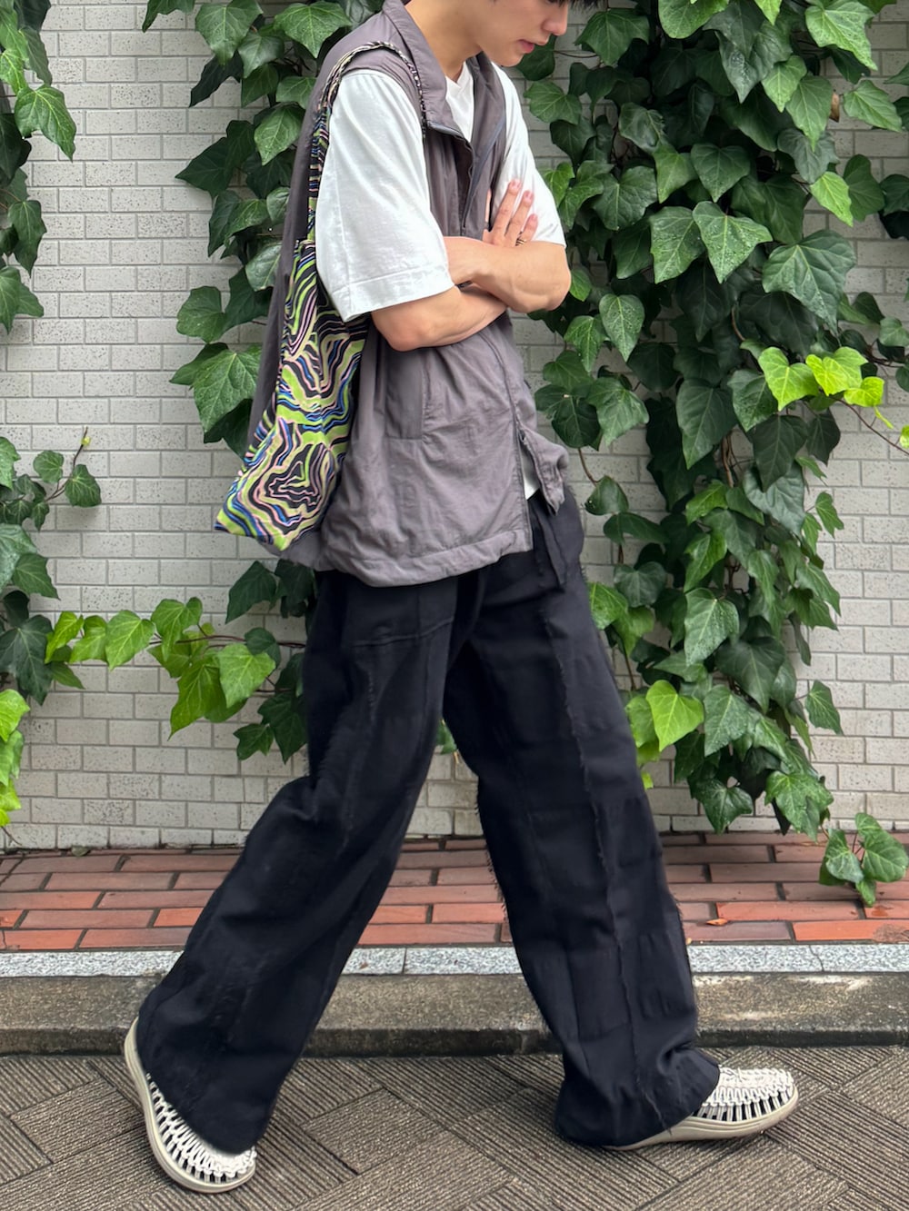 「きれいめカジュアル、さらっと晴れやかスナップ、夏コーデ、レイヤードスタイル、ナイロンベスト、ベスト、keen、トートバッグ」｜「SLICKのビンテージタフタユーティリティベスト（ベスト、ブラック系）」を使った、KAIさん（メンズ・183cm）の夏コーディネートの2枚目の写真