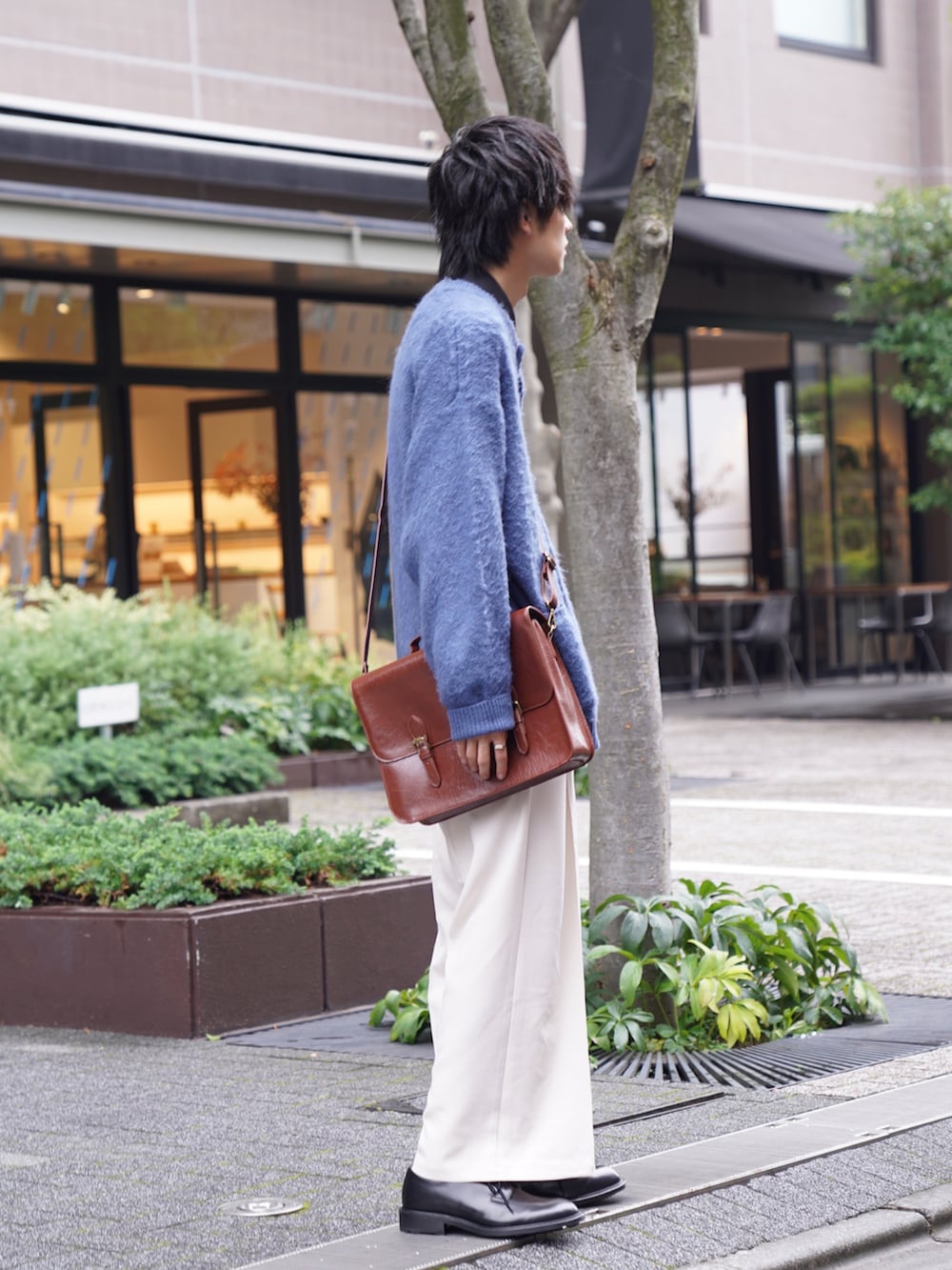 「melrot、秋ルック紹介するよ、秋のコーデ、シンプルスタイル、秋服コーデ、キレイめ、ニット、カーディガン、ショルダーバッグ、サッチェルバッグ、秋カラー、差し色、白パンツ、バギーパンツ、革靴」｜「MERLOTのクラシックサッチェルバッグ（ショルダーバッグ、ブラウン系）」を使った、KAIさん（メンズ・183cm）の秋コーディネートの3枚目の写真