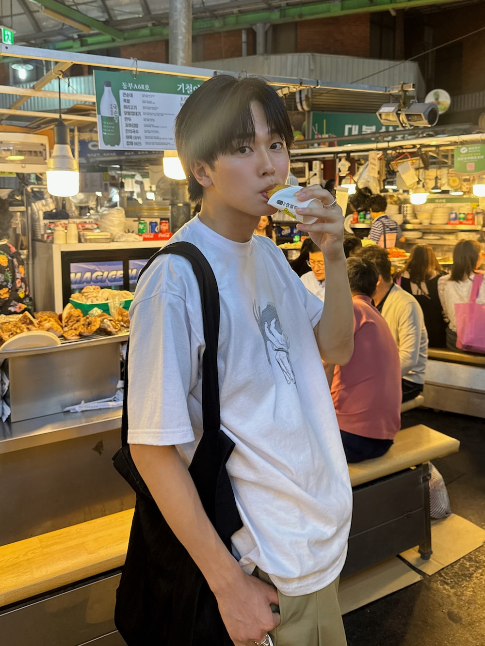 ホワイト系のTシャツ/カットソー、グリーン系のTシャツ/カットソー、ブラック系のローファーを着用したメンズの夏コーディネートの4枚目の写真