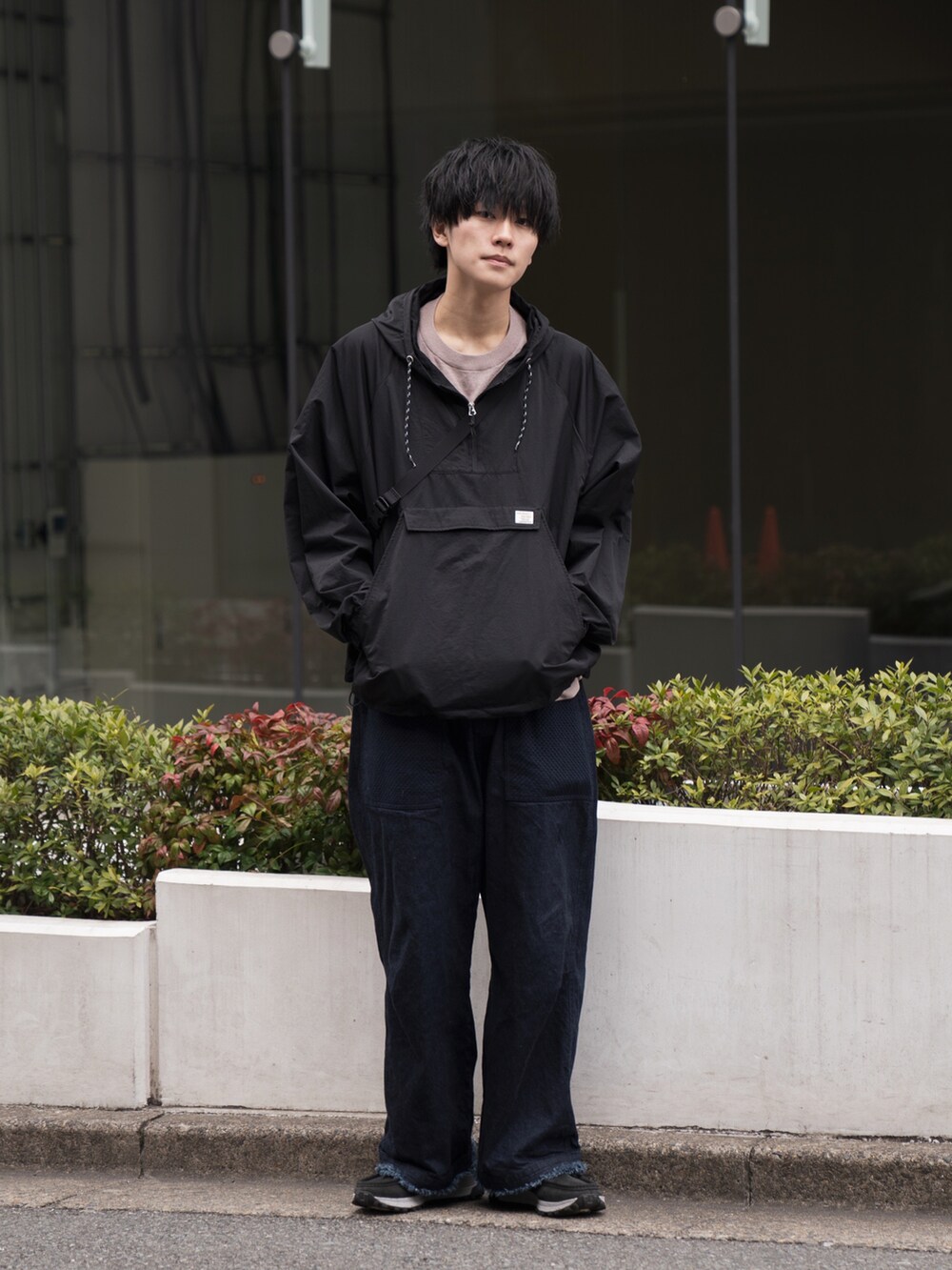 「春服デビュー宣言、アノラックパーカー、レイヤードスタイル、重ね着、カジュアルコーデ、大人カジュアル、春服みてみて、春服、フリンジデニム、デニム、ミニバッグ」｜「PENNEYSのPENNEY'S / ペニーズ HUNTING ANORAK JACKET アノラック ジャケット（ナイロンジャケット、ブラック系）」を使った、KAIさん（メンズ・183cm）の春コーディネートの2枚目の写真