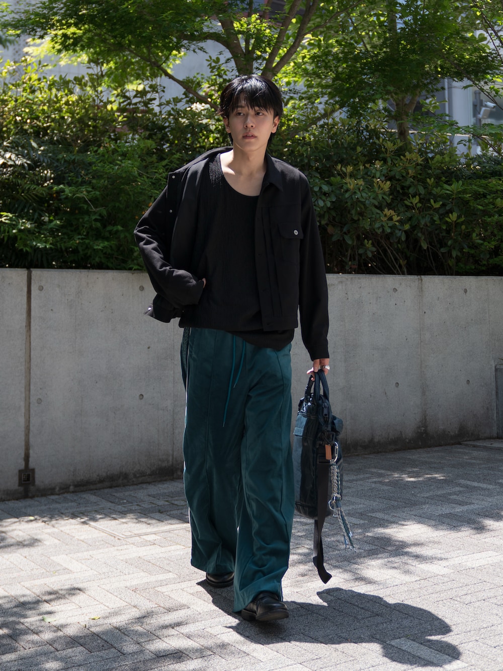 「最近のいい感じコーデ、大人カジュアル、ショルダーバッグ、ベロア、ベロアパンツ、ラインパンツ、春ファッション、オトナカジュアル」｜「Camphor woodのvelvet flower embroidery line baggy track pants / フラワー花刺繍ベロアバギートラックパンツ（その他パンツ、ブルー系）」を使った、KAIさん（メンズ・183cm）の春コーディネートの3枚目の写真