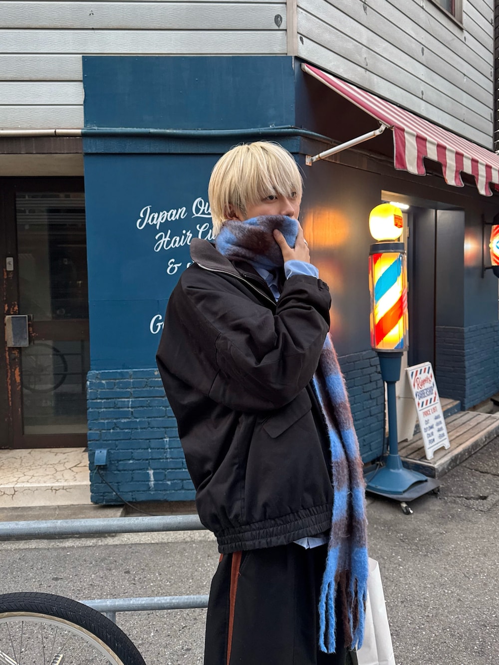 ブラック系のブルゾン、ブルー系のシャツ/ブラウス、ブラック系のその他パンツを着用したメンズの冬コーディネートの2枚目の写真