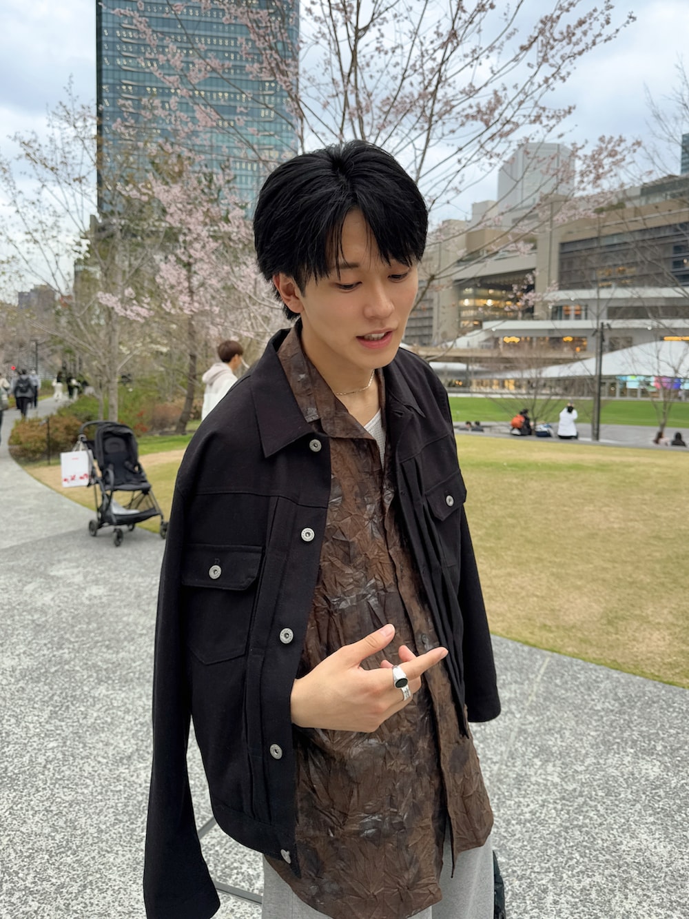 「春めき満開コーデ、春夏コーデ、スウェット、スウェットパンツ、レイヤードスタイル、カジュアルコーデ、オトナカジュアル、休日スタイル、お花見コーデ」｜「VICTIMのVICTIM ヴィクティム / TRUCKER JACKET セットアップトラッカージャケット / VTM-24-O-105（セットアップ、ブラック系）」を使った、KAIさん（メンズ・183cm）の春コーディネートの3枚目の写真