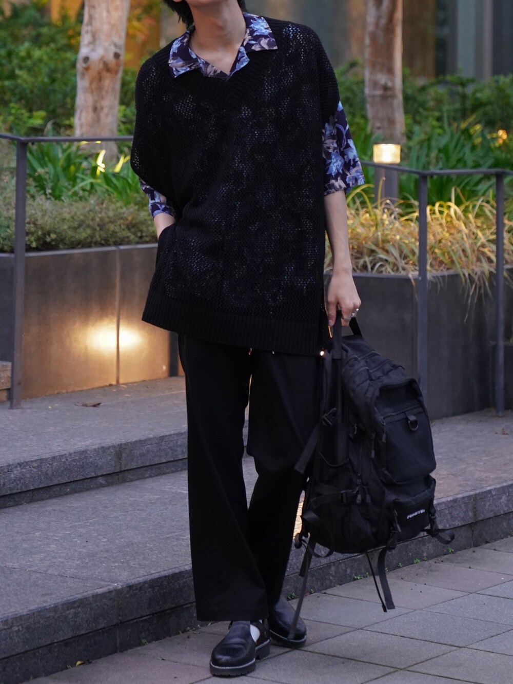 「休日スタイル、ニットベスト、透かし編みニット、柄シャツ、オープンカラーシャツ、オーバーサイズ、モノトーン、シャツスタイル、リュック、スラックス、グルカサンダル、ボタニカル柄、ゆるコーデ、ベスト」｜「CASPER JOHNのVarious Dolman Shirts/バリアスドルマンシャツ（シャツ/ブラウス、ブラック系）」を使った、KAIさん（メンズ・183cm）の春コーディネートの5枚目の写真