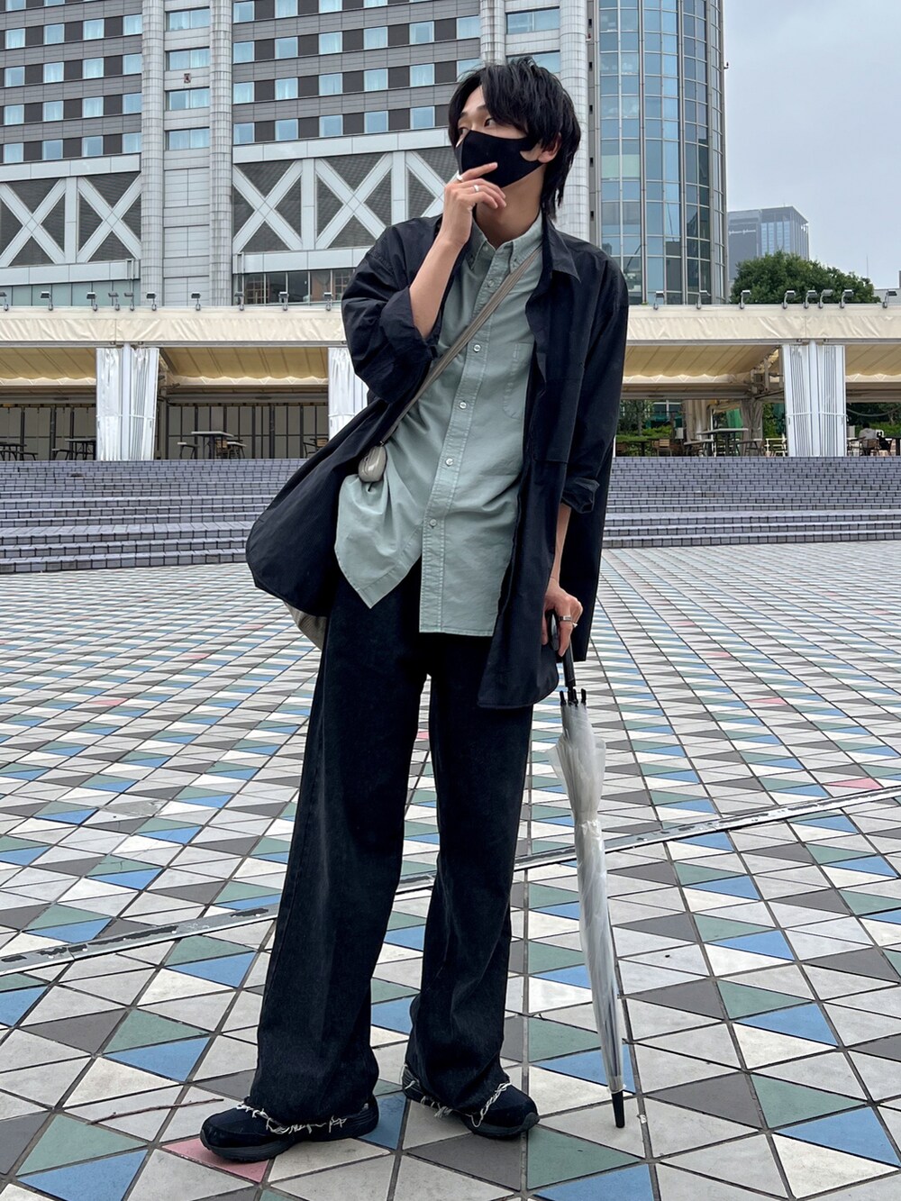 「デニムっていいよね、大人カジュアル、休日コーデ、カジュアル、夏、ラフ、オリーブ、シャツスタイル、デニムパンツ、カットオフデニム、ショルダーバッグ、梅雨、スニーカー、ニューバランス、レイヤードスタイル」｜「FREAK'S STOREのFREAK'S STORE/フリークスストア CORDURA SHT BLOUSON /コーデュラ/シャツブルゾン（ブルゾン、ブルー系）」を使った、KAIさん（メンズ・183cm）の夏コーディネートの2枚目の写真
