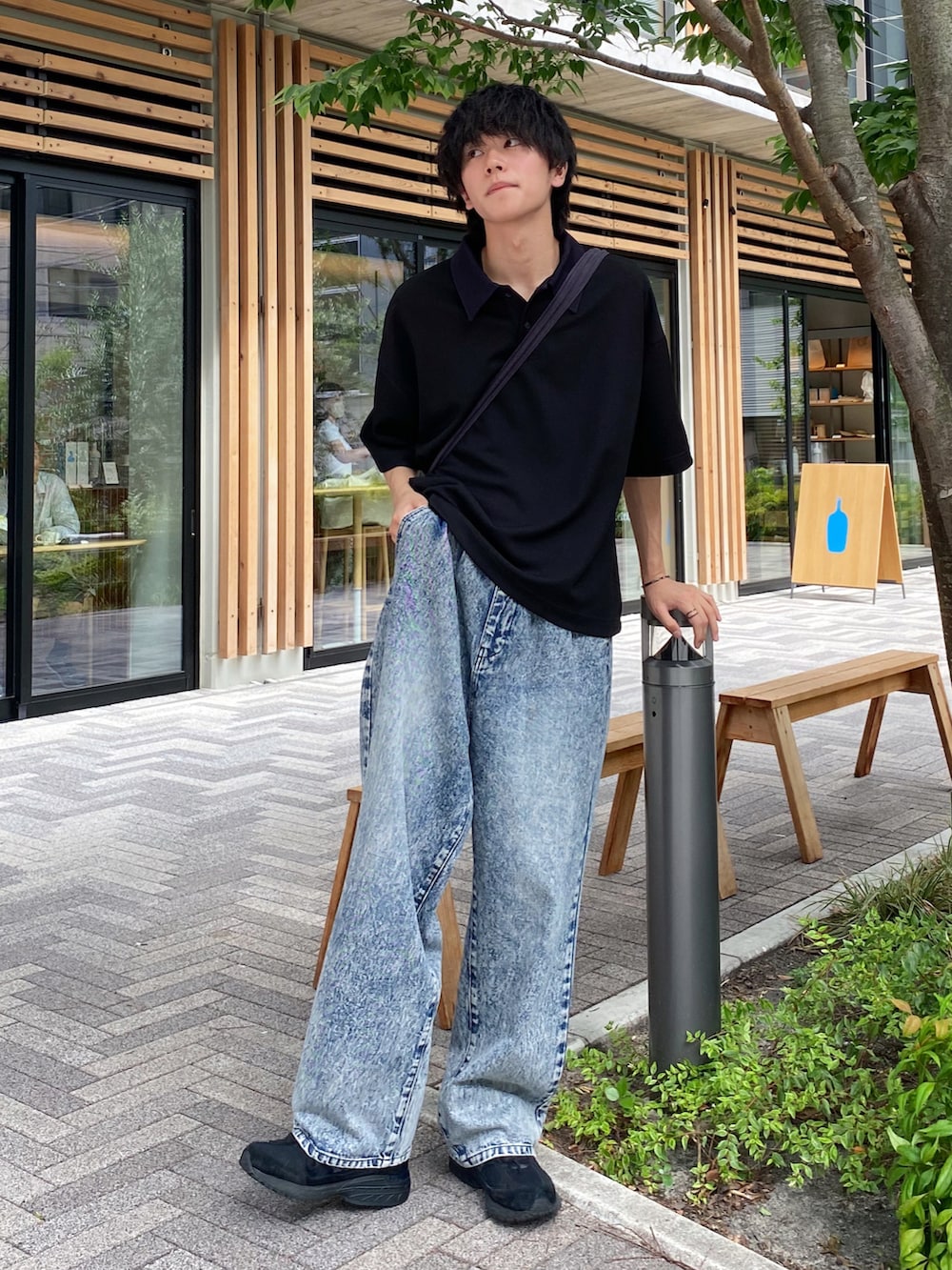 「夏コーデ、カジュアル、ポロシャツ、デニムパンツ、ショルダーバッグ、スニーカー、ニューバランス」｜「CASPER JOHNのCleric polo shirts/クレリックポロシャツ（ポロシャツ、ブラック系）」を使った、KAIさん（メンズ・183cm）の夏コーディネートの2枚目の写真