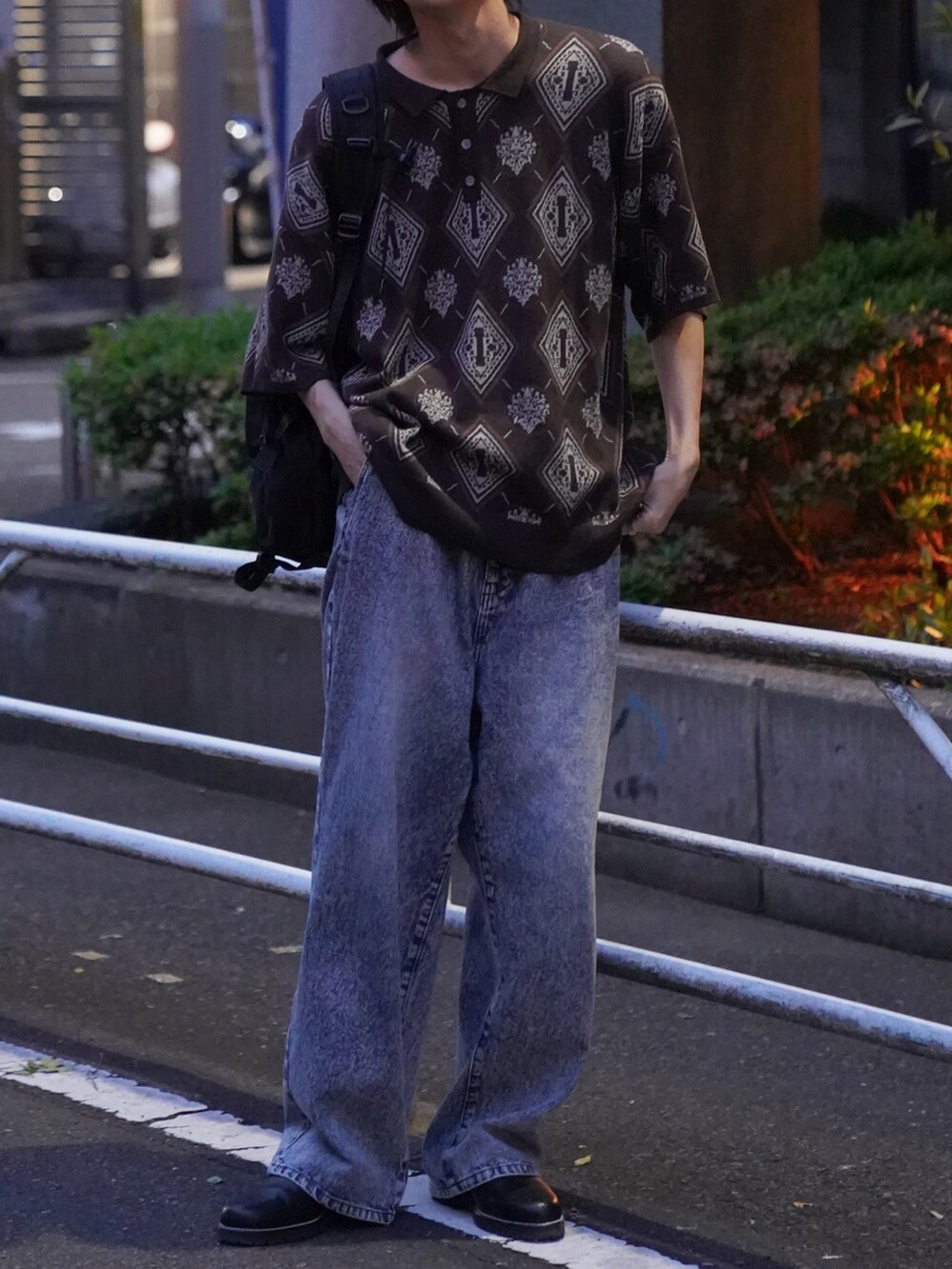 「FUDGEBOYのトラッドスタイル、大人カジュアル、カジュアルコーデ、休日スタイル、ポロシャツ、レトロ、ワイドデニム、アースカラー、夏コーデ、ニットポロ、サマーニット、グルカサンダル、リュック」｜「BeAMS DOTの【WEB限定】BeAMS DOT / ジャカード ビッグシルエット ポロシャツ（ポロシャツ、ブラウン系）」を使った、KAIさん（メンズ・183cm）の春コーディネートの5枚目の写真