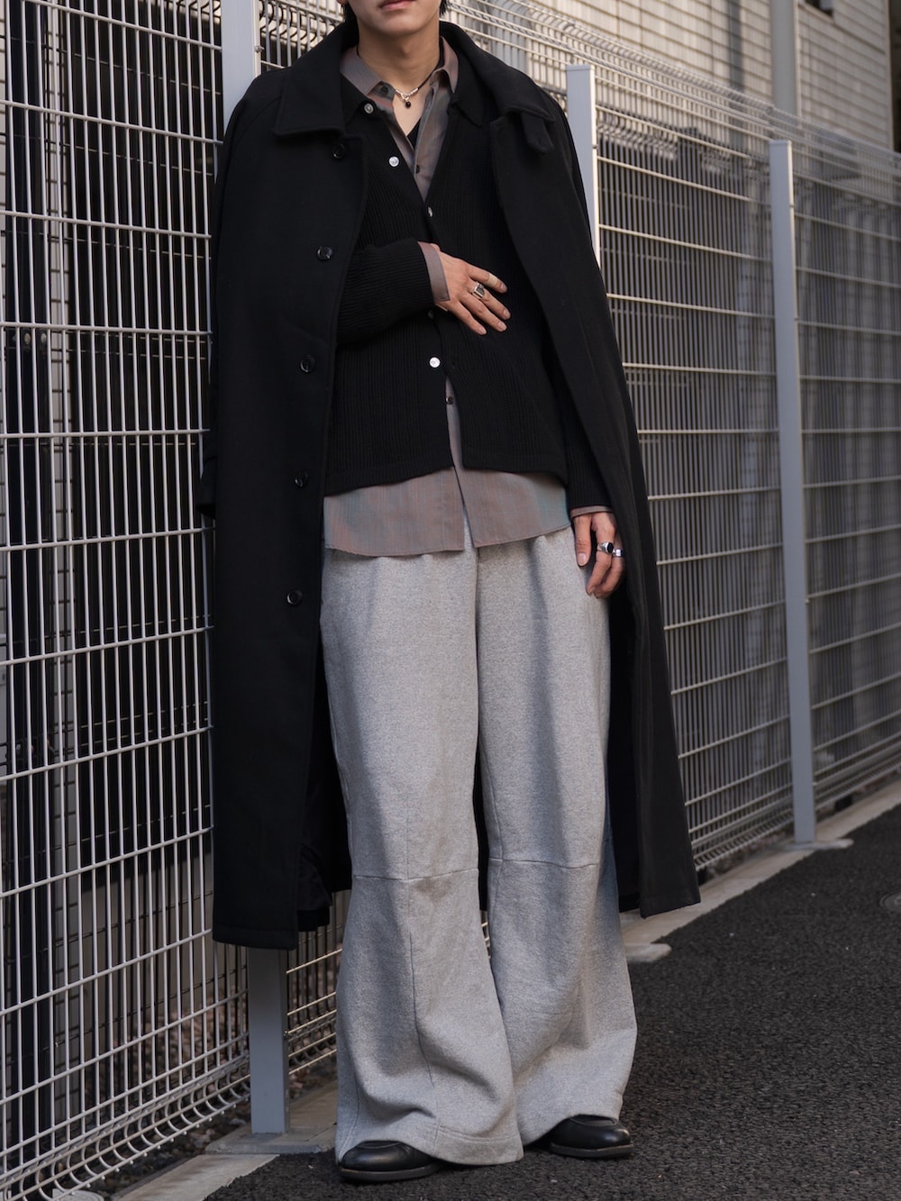 オレンジ系のシャツ/ブラウス、ブラック系のステンカラーコート、ブラック系のローファーを着用したメンズの冬コーディネートの3枚目の写真