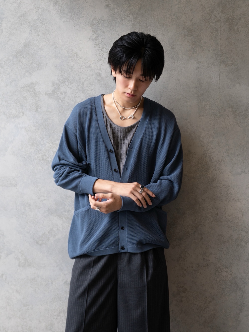 「夏ルックで気分アップ、グレー、カーディガン、大人コーデ、休日スタイル、スラックス、シンプルコーデ」｜「Camphor woodの２tuck wide baggy slacks / ２タックワイドバギーフレアスラックス（スラックス、グレー系）」を使った、KAIさん（メンズ・183cm）の夏コーディネートの3枚目の写真