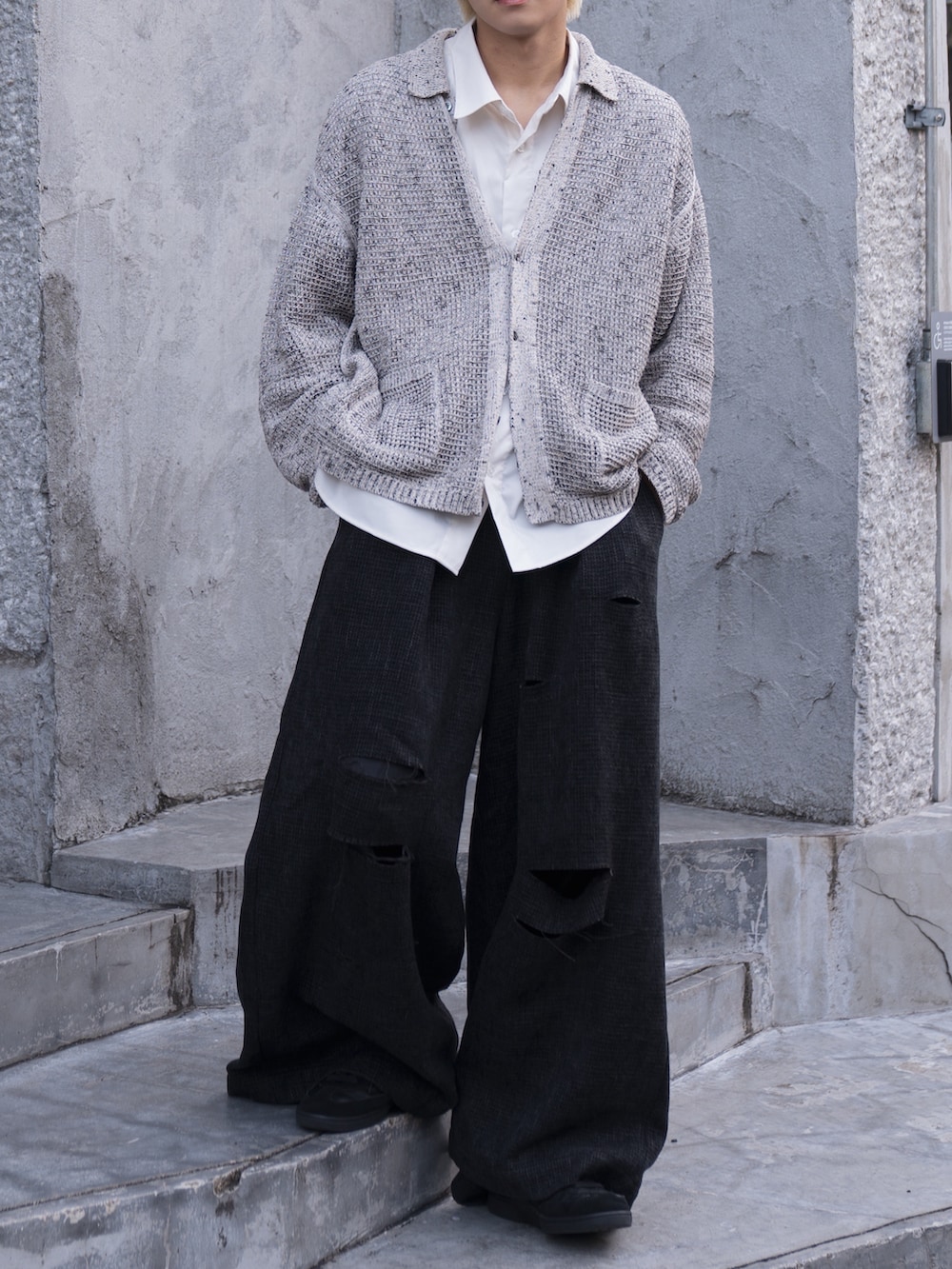 「カーディガン、秋コーデ、休日スタイル、カジュアル、シャツスタイル、バギーパンツ、スニーカー、秋服」｜「YOKEのアイテム（カーディガン/ボレロ、ベージュ系）」を使った、KAIさん（メンズ・183cm）の秋コーディネートの3枚目の写真
