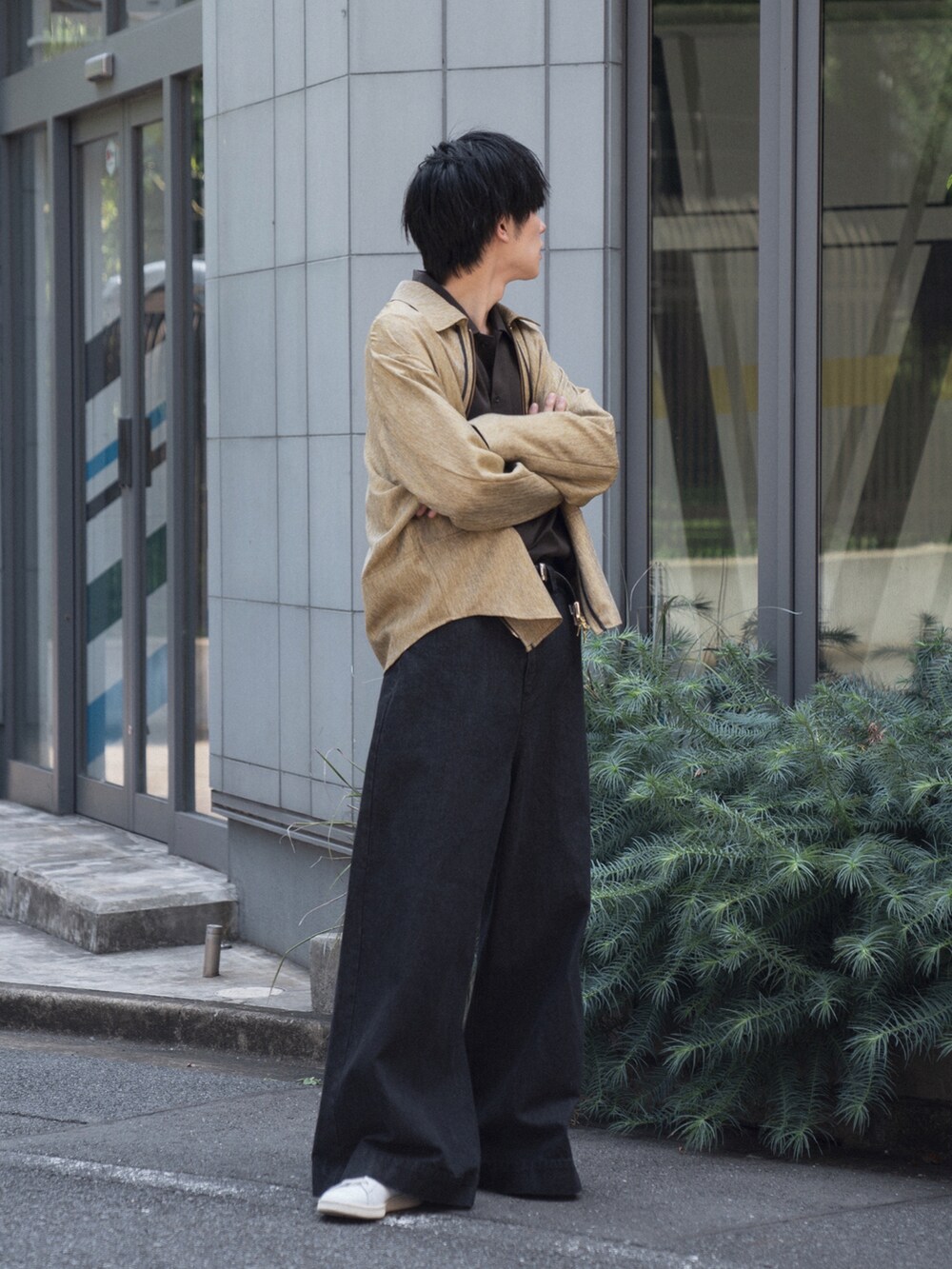 ベージュ系のシャツ/ブラウス、ブラウン系のシャツ/ブラウス、ブラック系のデニムパンツを着用したメンズの夏コーディネートの3枚目の写真