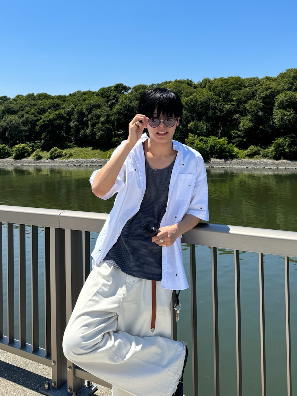 「さらっと晴れやかスナップ、ホワイトコーデ、フェスコーデ、きれいめカジュアル、夏コーデ、シンプルスタイル、休日スタイル、大人カジュアル、シンプル、オトナカジュアル」｜「FirsthandのNICK GEAR/ニックギア SP Flower BIG BD S/S SHIRTS（シャツ/ブラウス、ホワイト系）」を使った、KAIさん（メンズ・183cm）の夏コーディネートの3枚目の写真