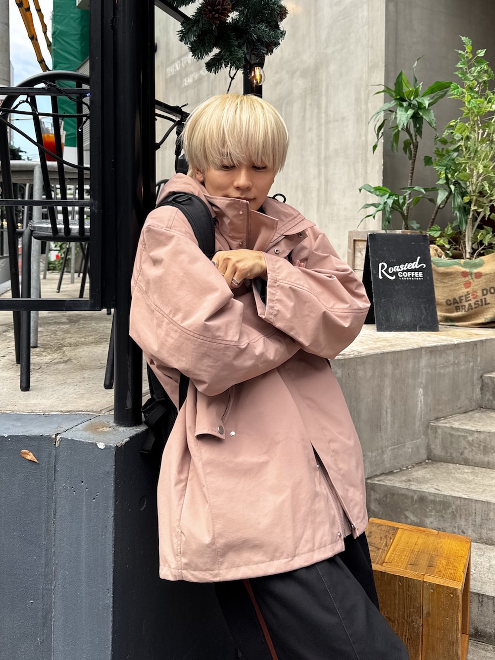 「ピンク、ピンクコーデ、ブルゾン、秋冬コーデ、きれいめカジュアル、ミリタリー、お出かけコーデ、スニーカーコーデ、リュック」｜「SUPERTHANKSの【撥水生地使用】マウンテンパーカー(フード収納可能) /Mountain parka(ユニセックス)（マウンテンパーカー、ピンク系）」を使った、KAIさん（メンズ・183cm）の秋コーディネートの3枚目の写真